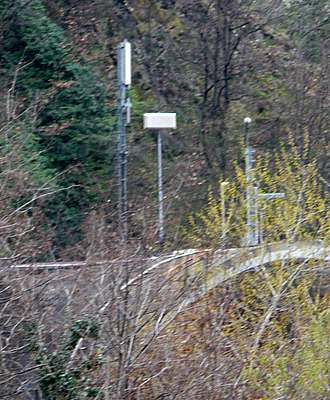 Die Antennen auf dem Autobahntunnel