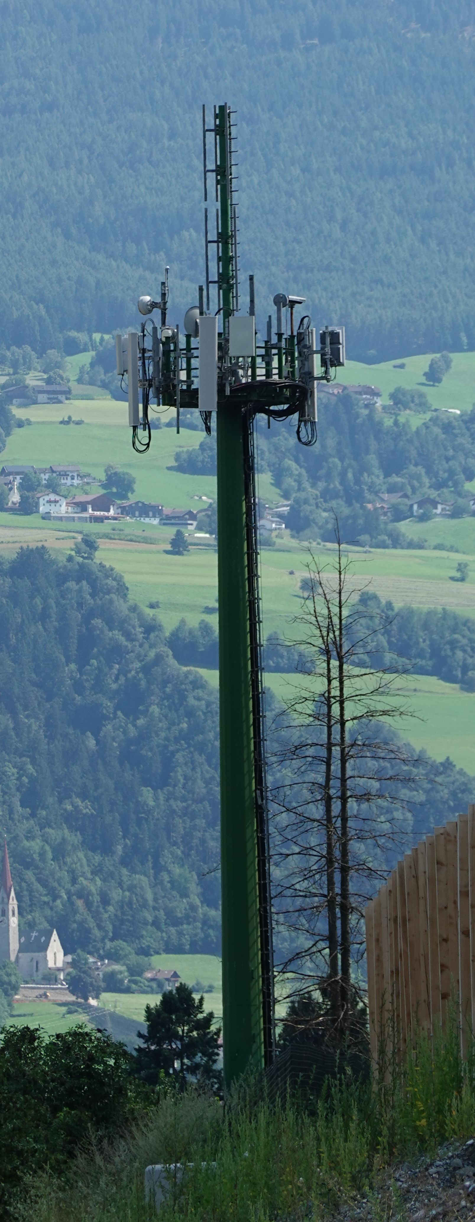 Die Antennen von Zefironet im August 2025. Tim und Vodafone sind angebaut.