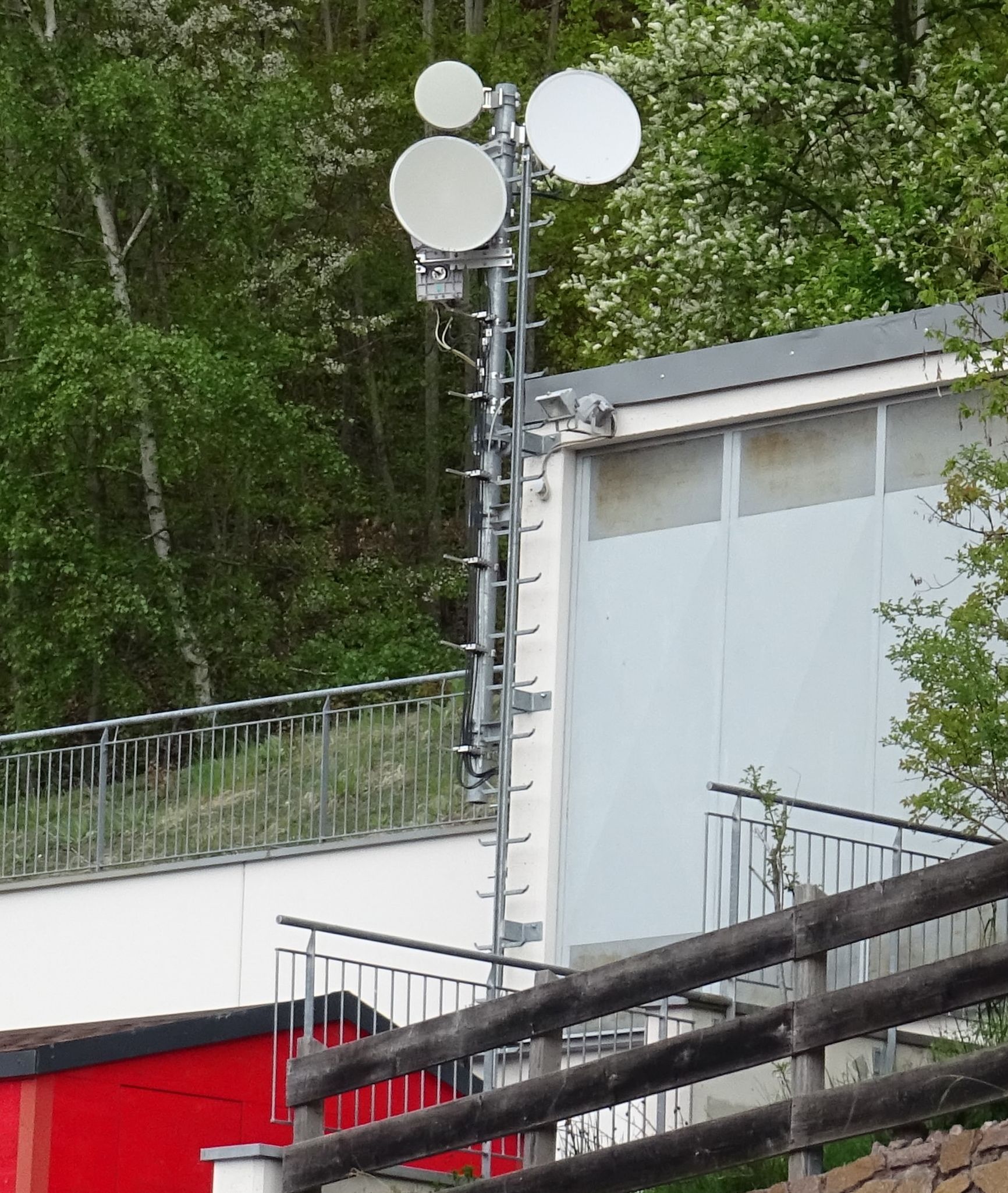 Die Richtfunkzubringung von Oberbozen über die Feuerwehrhalle Afing zur Mobilfunkanlage. Foto Daniel Zanolli