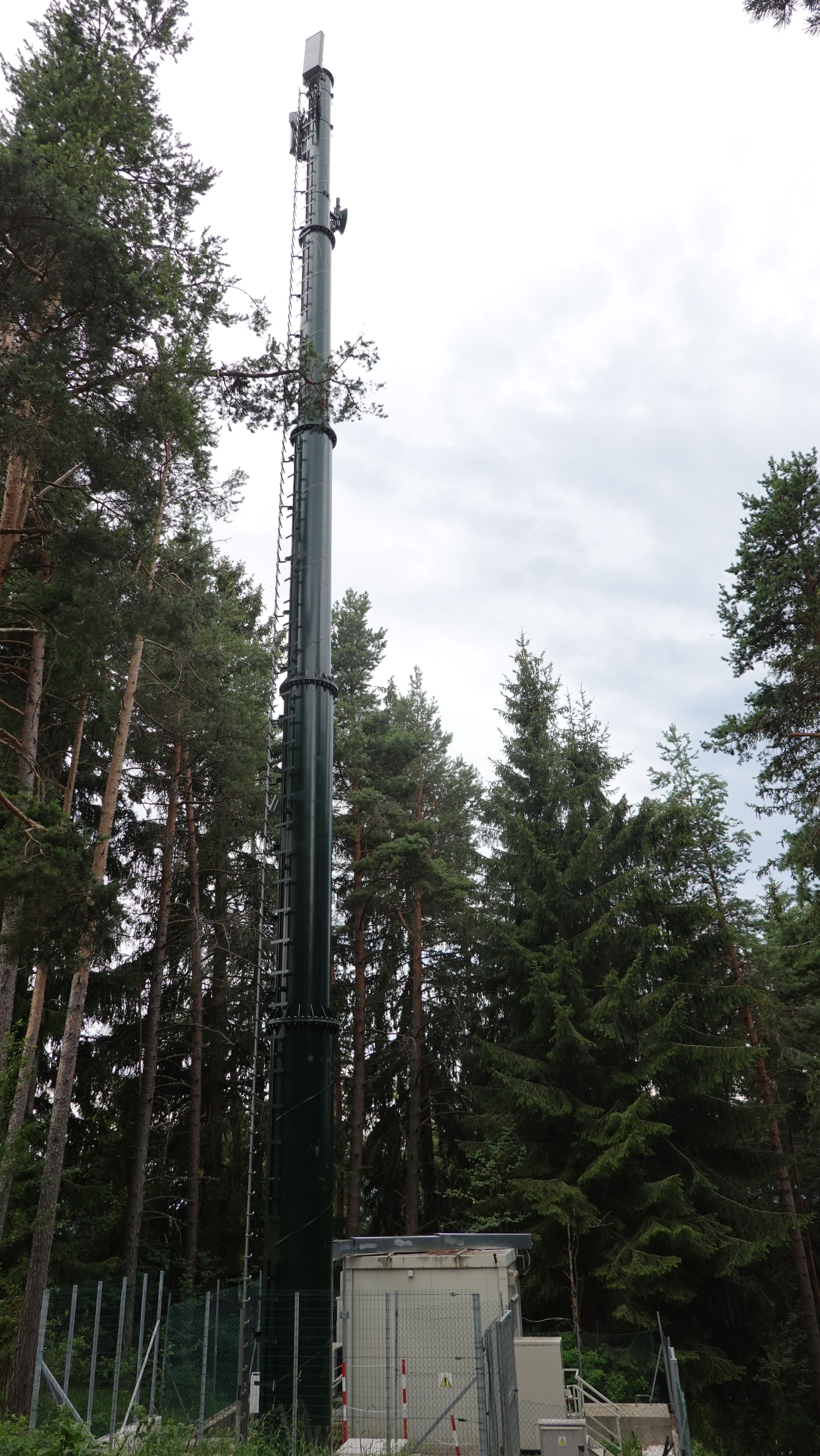 Die Anlage mit dem neuen Rundmasten im Juli 2026