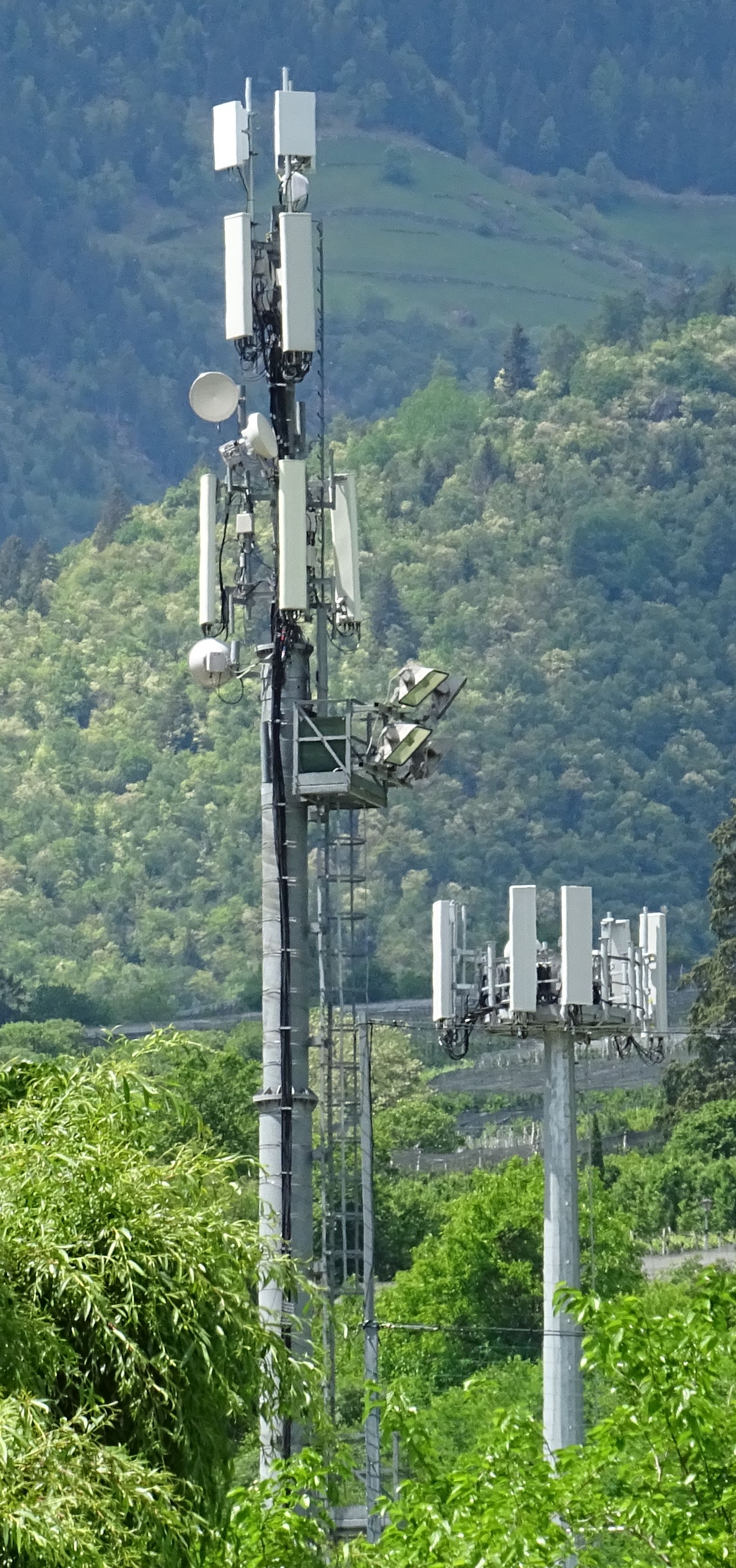 Die bestehende Anlage von Windtre noch mit den nicht mehr aktiven Antennen von Tim. Vodafone und Tim sind auf dem neuen Masten von Inwit in Betrieb. Foto Daniel Zanolli