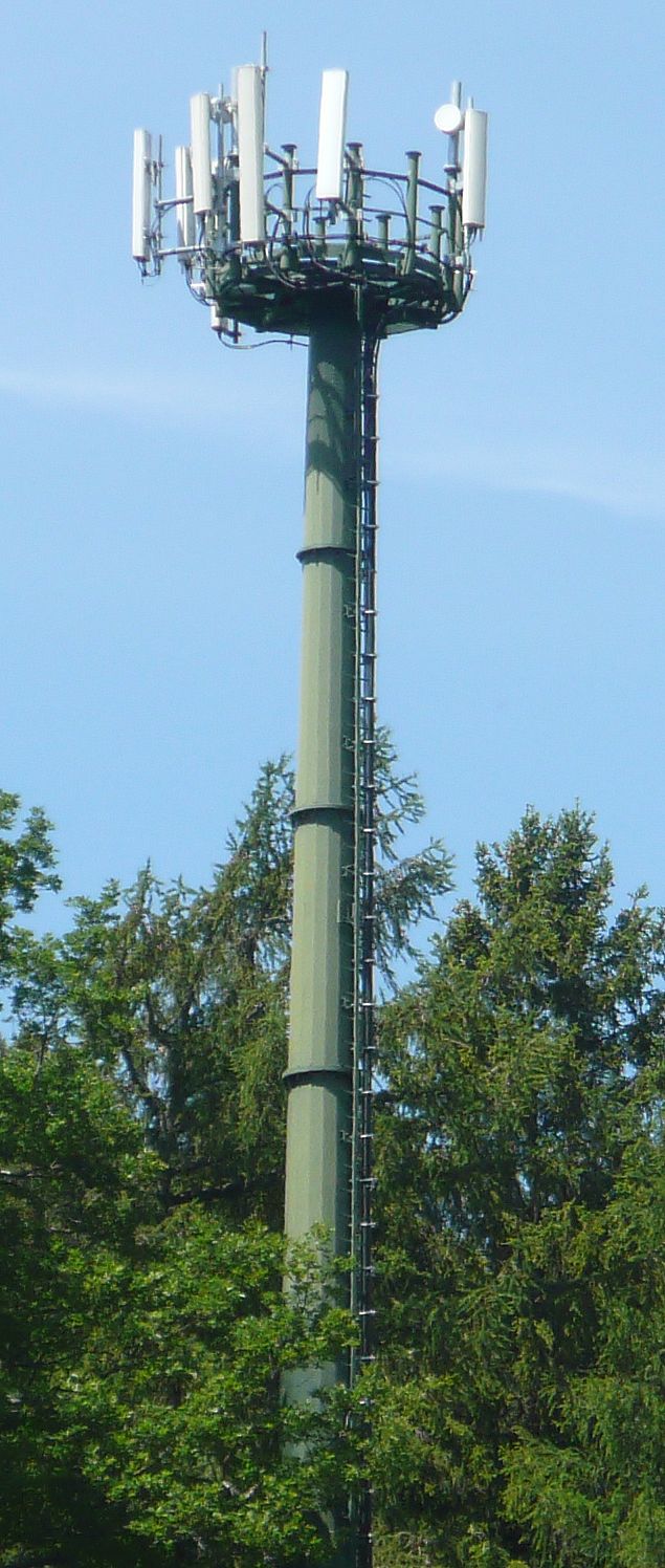 Die umgebaute Anlage von Tim mit den Antennen von Vodafone im Mai 2011