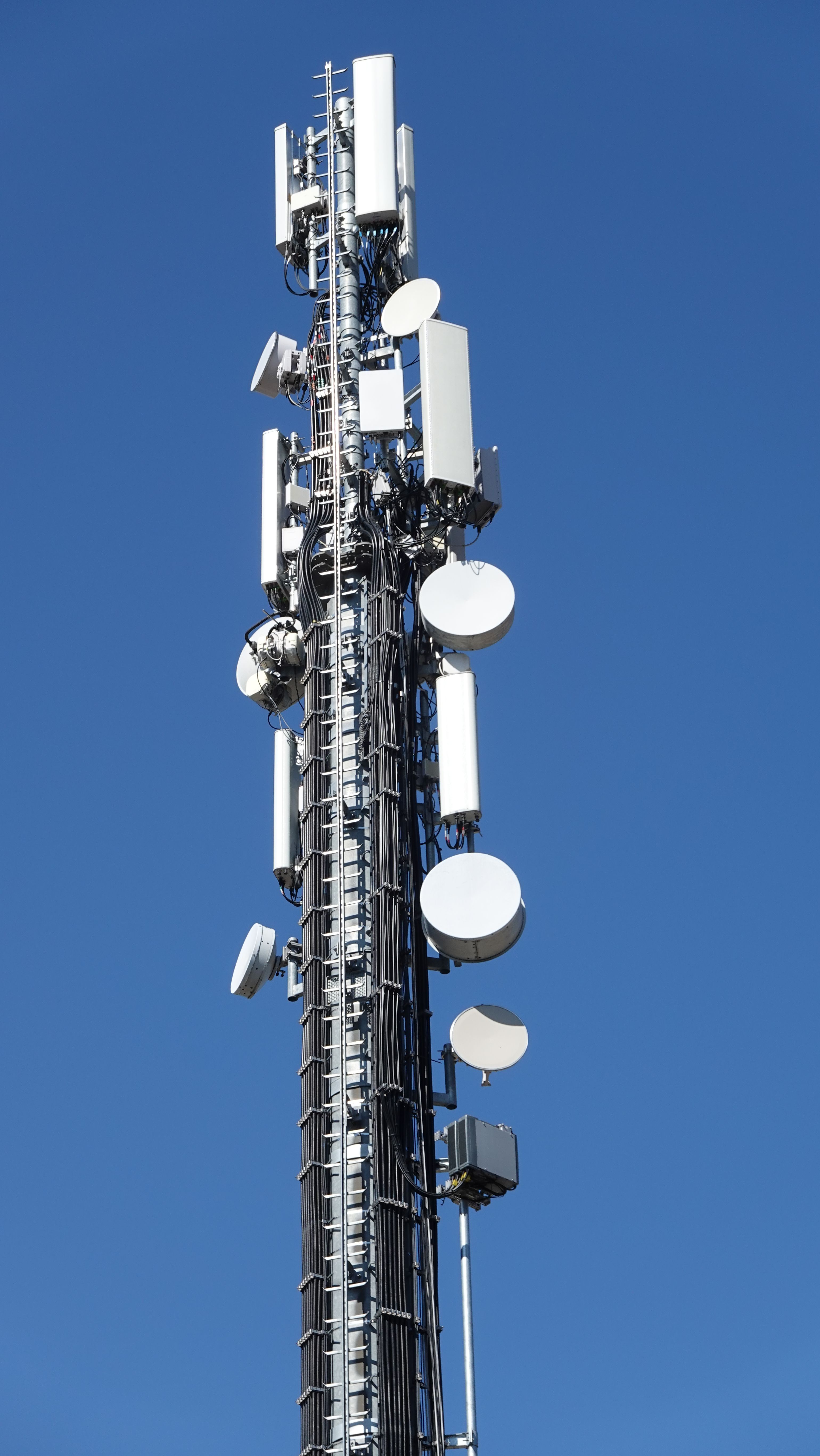 Die Anlage im März 2022 mit den 5G Band N78 Antennen von Vodafone.