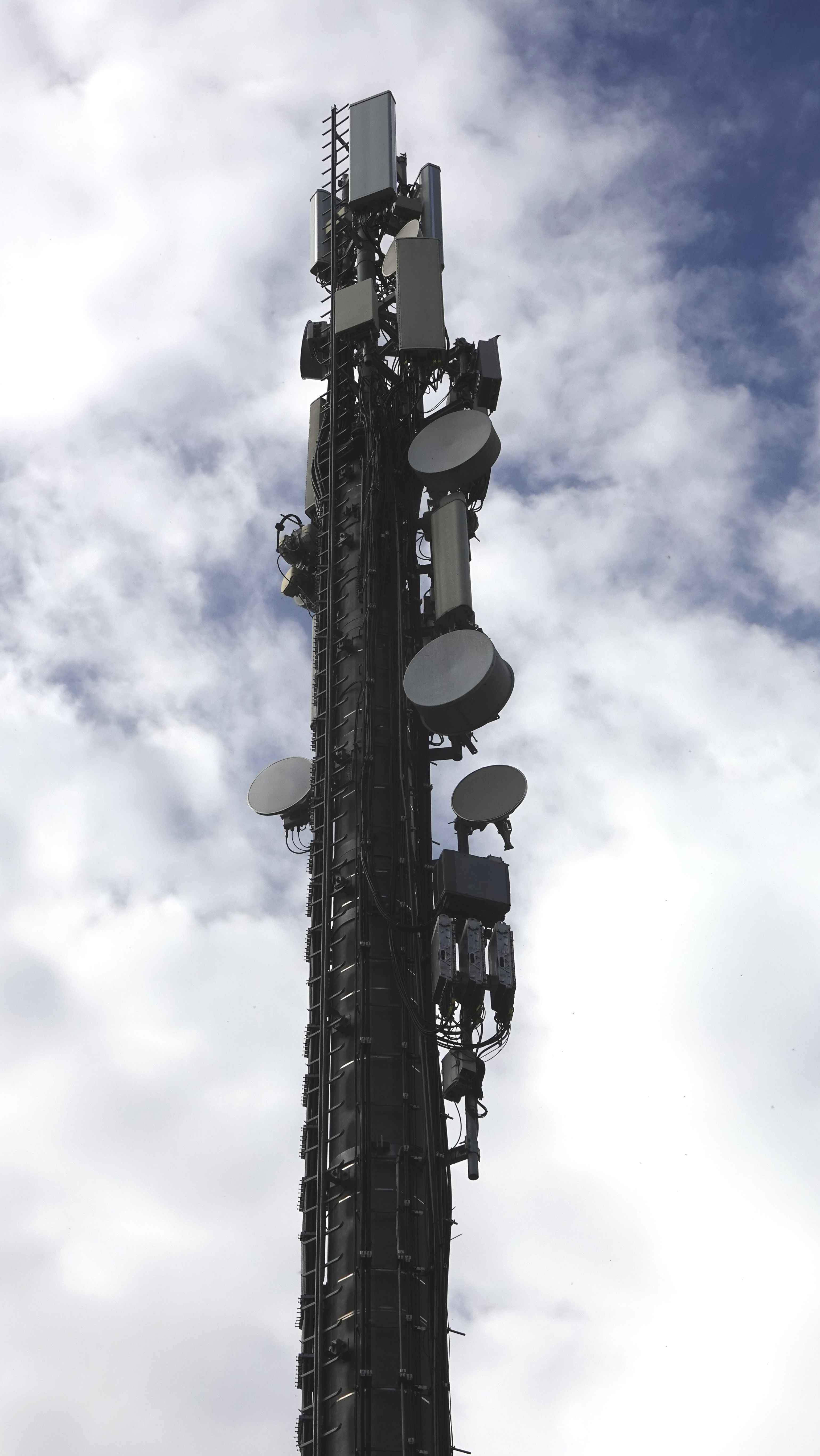 Die Anlage mit den neuen Antennen von Zefironet an der Mastspitze im Oktober 2025 von Südosten.