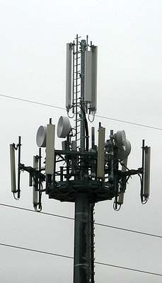 Die Antennen von Wind (oben) und Vodafone im Dezember 2009.