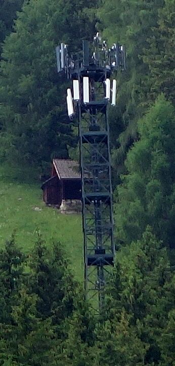Die Anlage im Juni 2019 mit den Antennen von Wind.