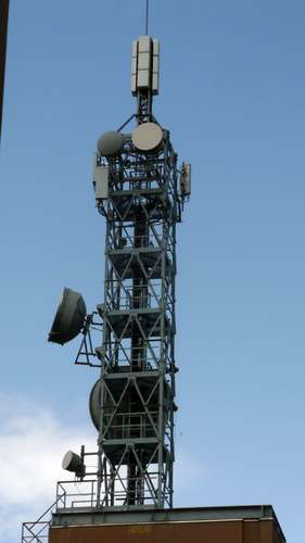 Die umgebaute Anlage von Tim 2015: Die Antennenausleger sind abgebaut; dazugekommen sind die Fernsehantennen für das Antennenfernsehen DVB-H. Dieser Standard hat sich aber nie durchgesetzt und die Anlage wurde bald darauf abgeschaltet.