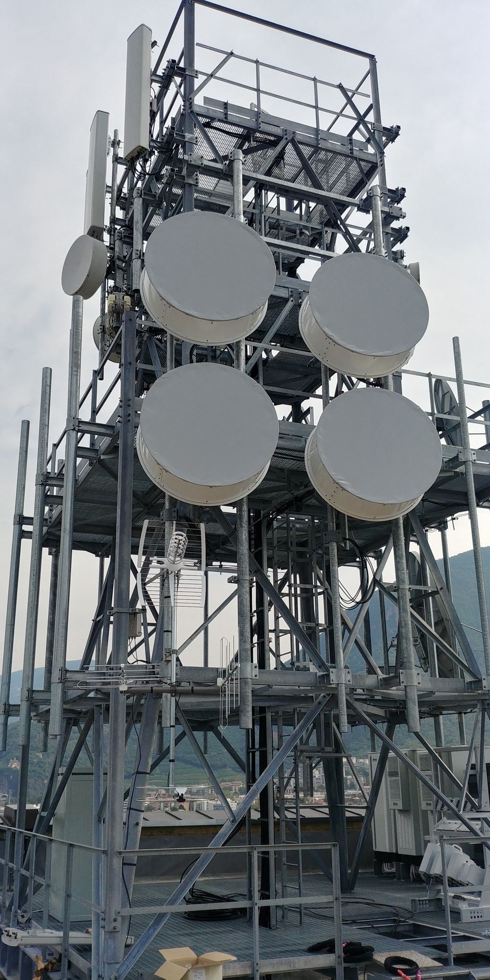 Die Antennen von Vodafone und Wind auf dem Masten am neuen Sitz der RAS im September 2019