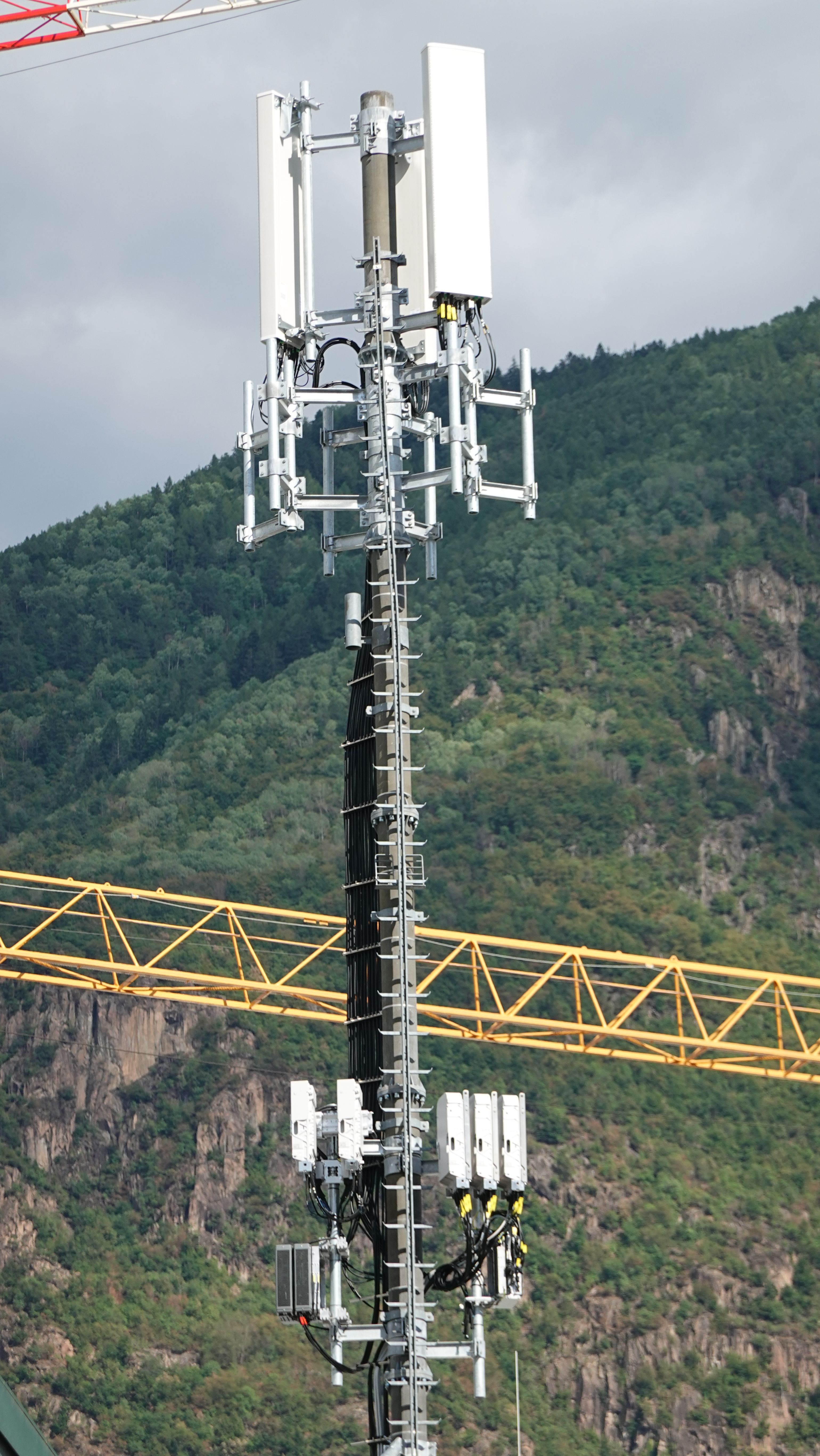 Die Anlage im August 2022. Über eine Antenne werden die Signale von Tim und Vodafone abgestrahlt.