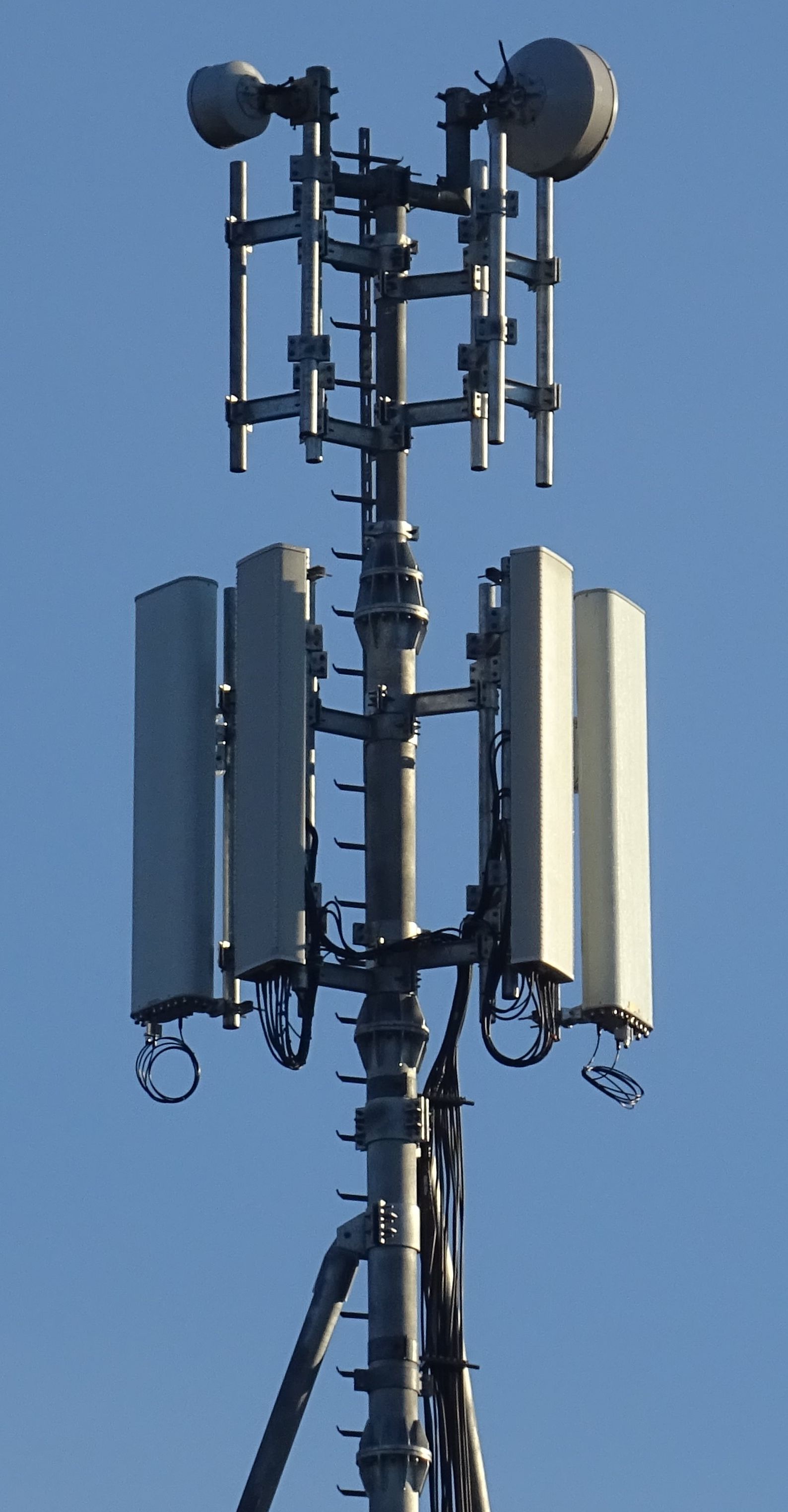 Die Antennen von Vodafone und Tim (noch nicht in Betrieb) im Dezember 2020. Foto Daniel Z.