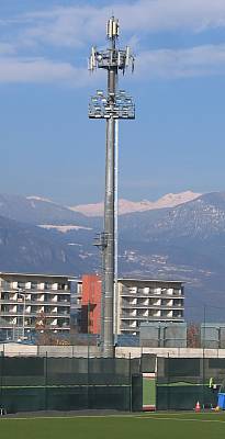 Die Antennen von Tim und Wind auf dem Beleuchtungsmasten des Sportplatzes. Seit Sep. 07 auch jene von H3G.