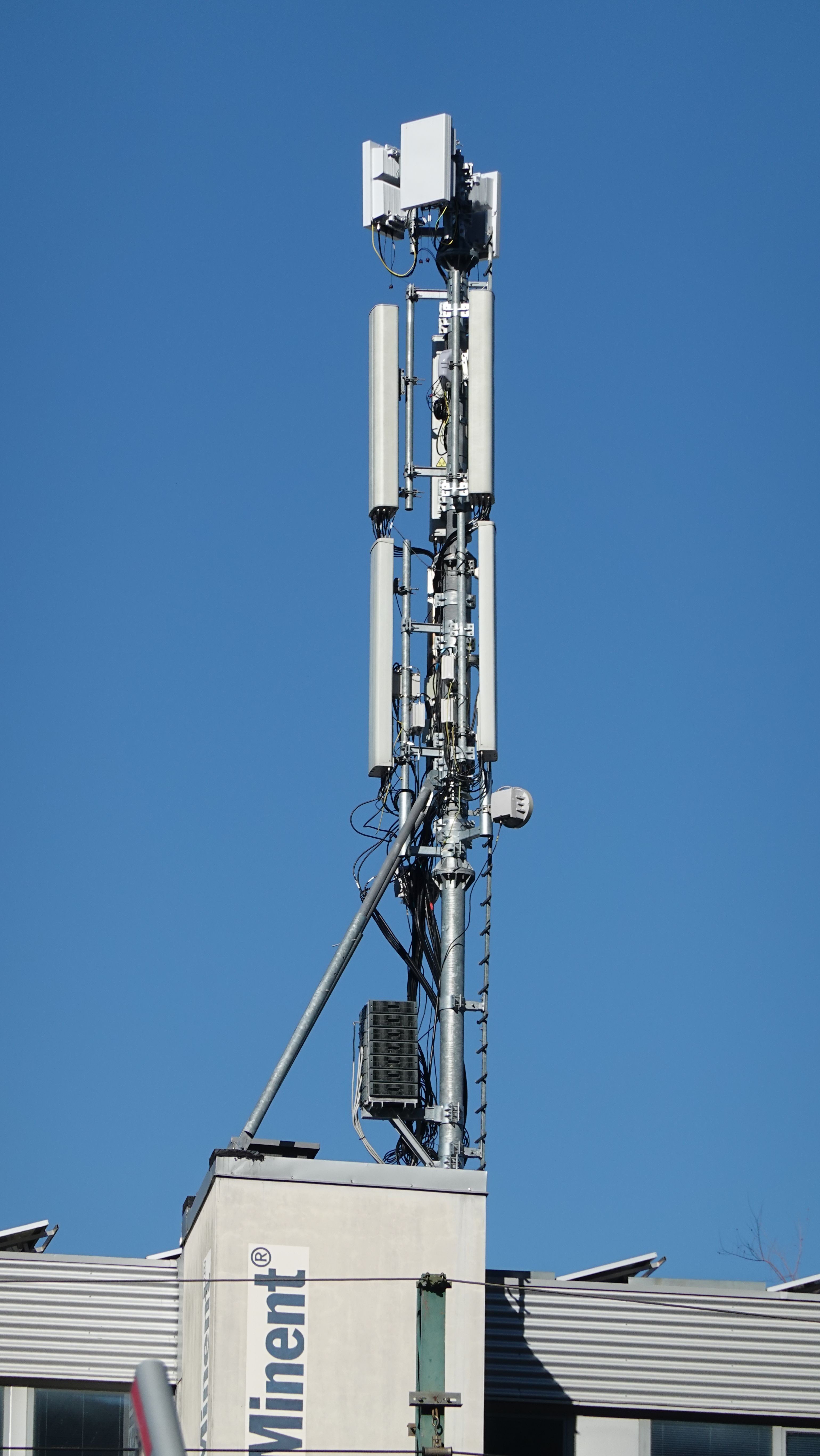 Die Anlage im Oktober 2022 mit den 5G-Antennen von Windtre.