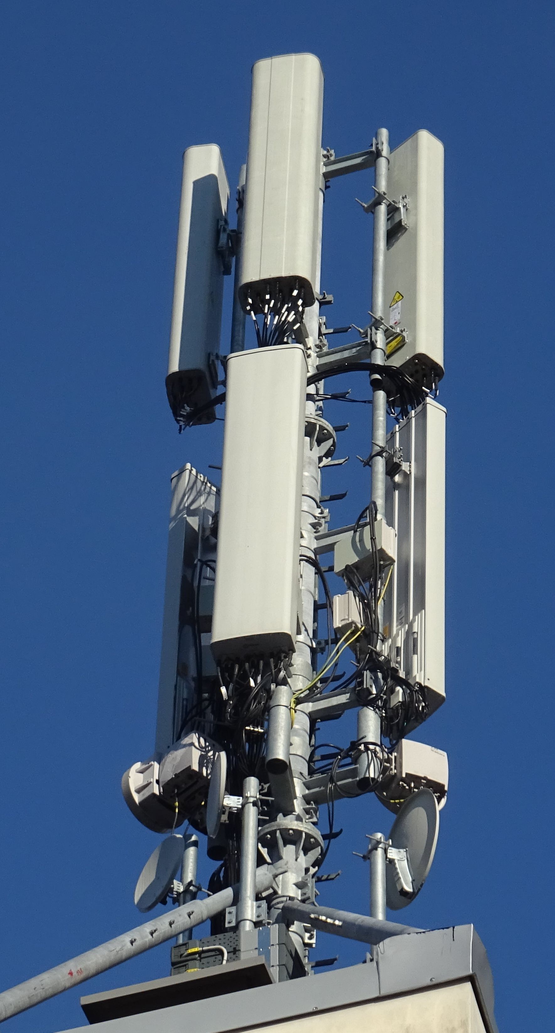 Die Antennen von Wind3 und Iliad (noch nicht in Betrieb) im Dezember 2020. Foto Daniel Z.