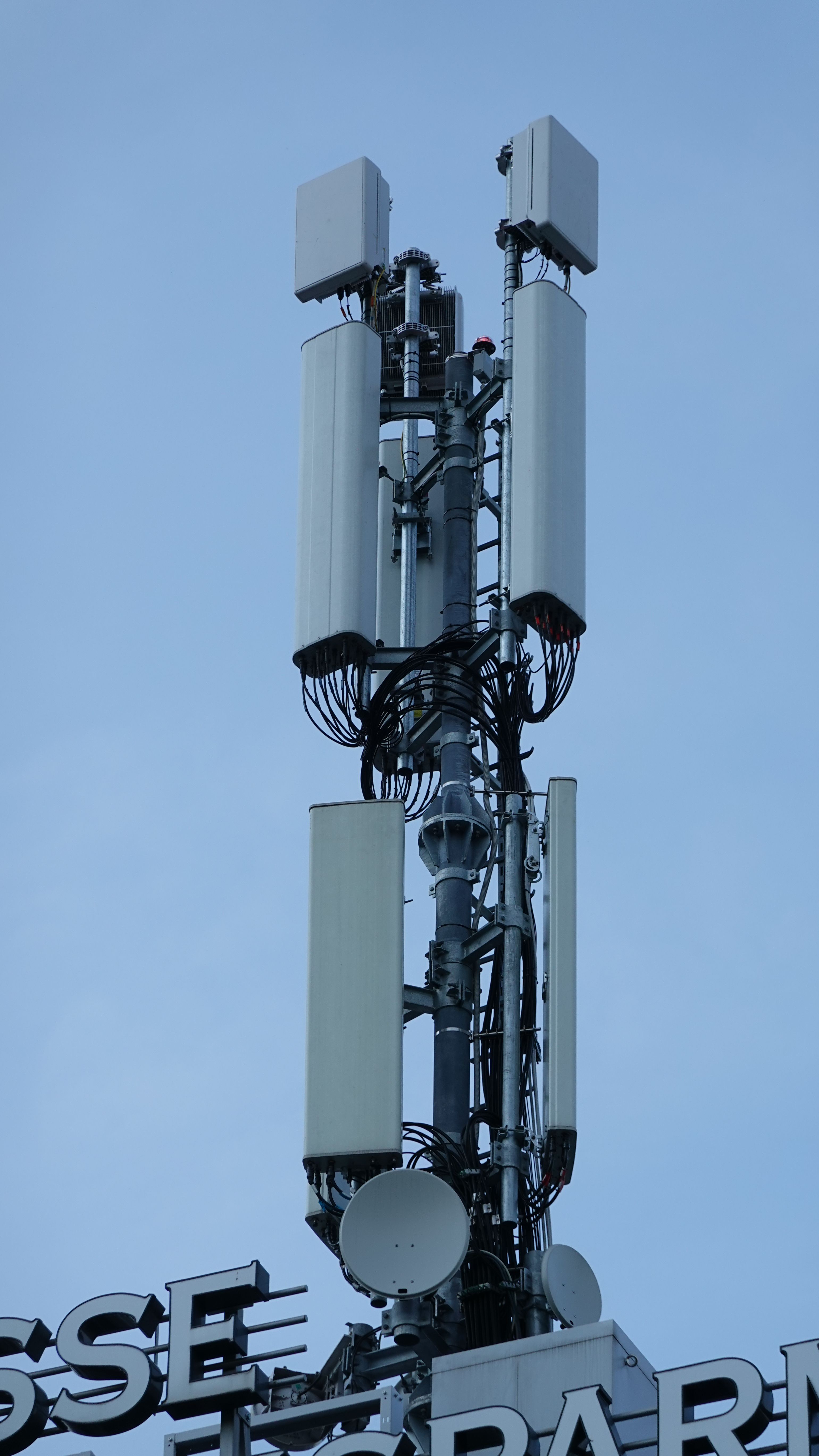 Die Antennen im Mai 2022. Iliad hat die 5G-Antennen hinzugefügt (noch nicht in Betrieb)