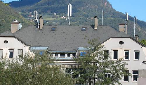 Das Alperia-Gebäude mit den alten und neuen Antennensystemen von Wind