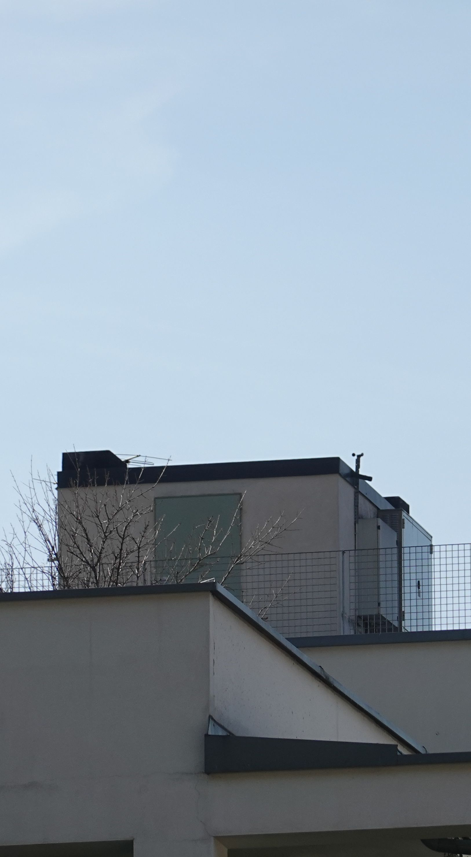 Das Gebäude im März 2026. Auch die Antennenträger sind abgebaut.