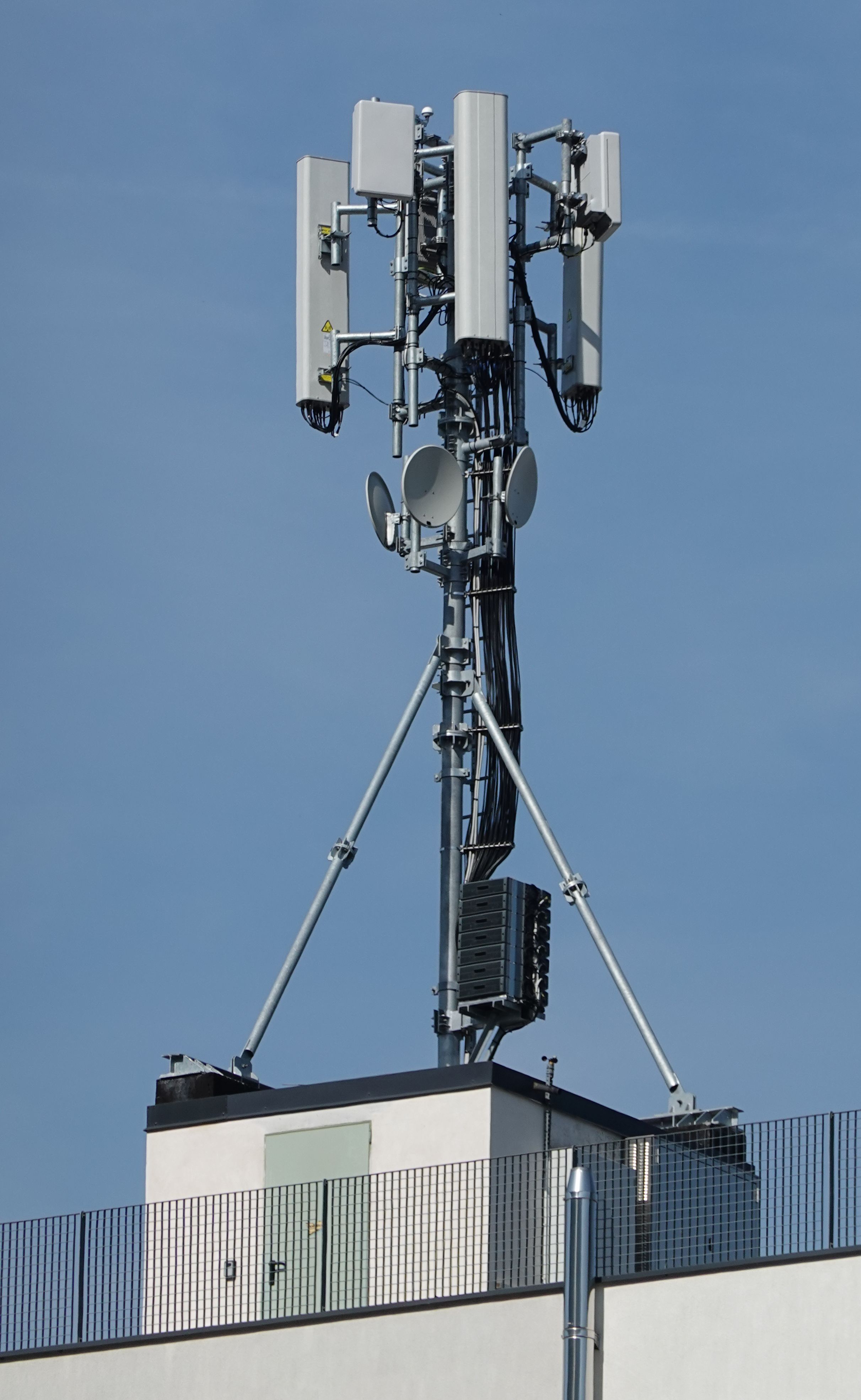 Die Anlage im Mai 2022 mit den 5G-Antennen im Mai 2022 (noch nicht in Betrieb)