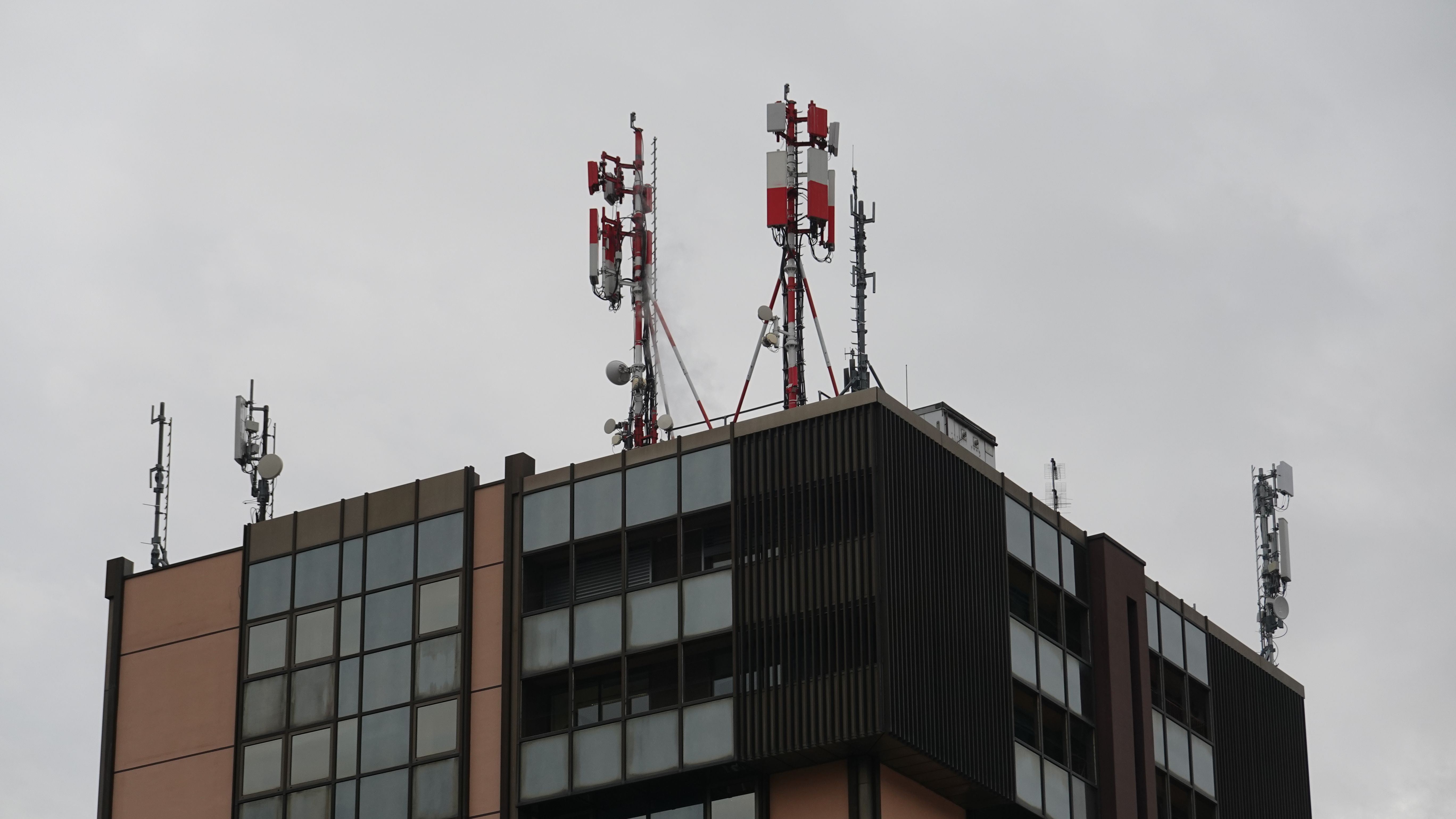 Die Anlagen im Dezember 2022 mit den 5G-Band N78-Antennen der drei Mobilfunkbetreiber.