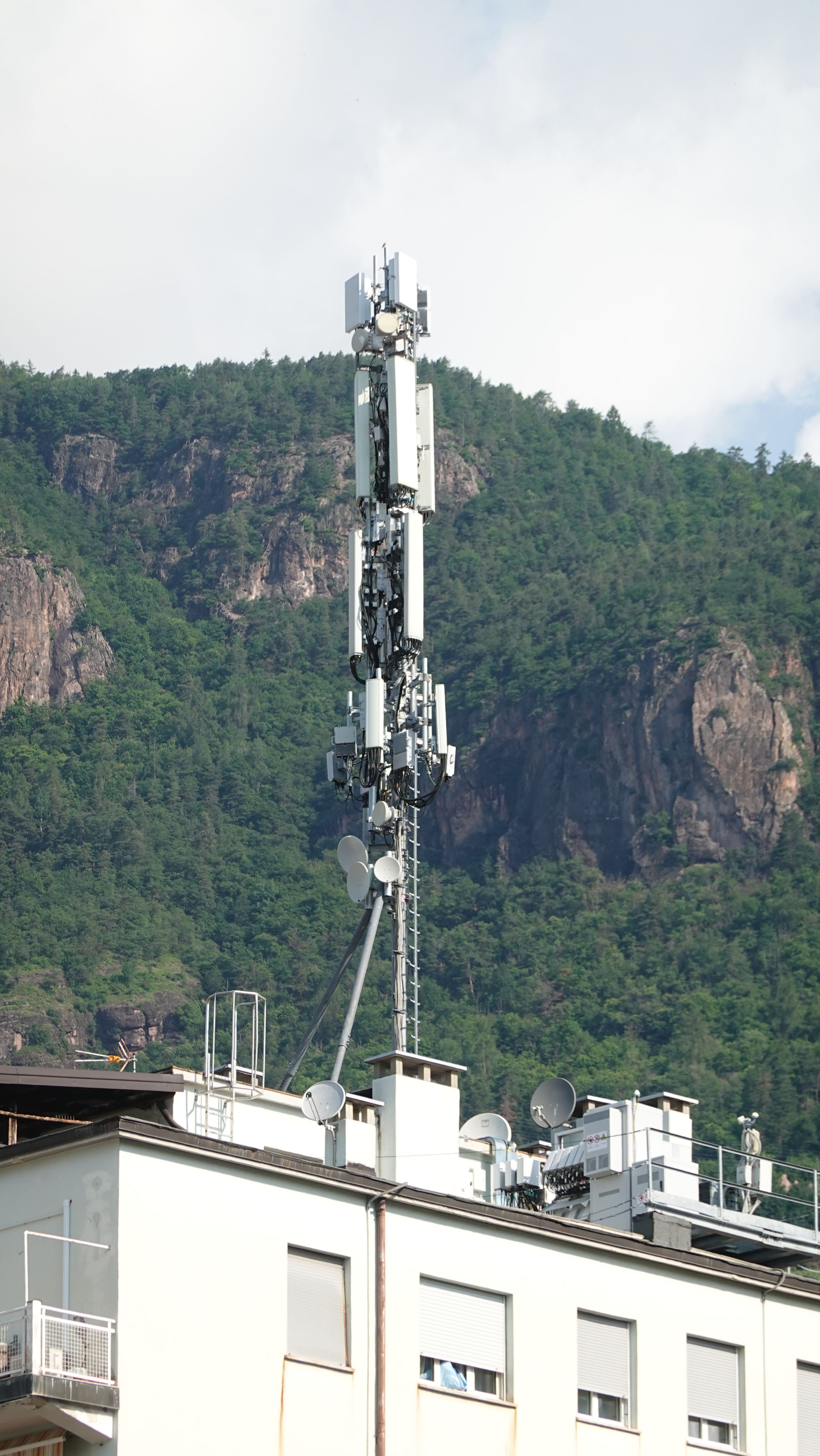 Die Anlage im Juni 2023 mit den neuen 5G-Antennen von Windtre