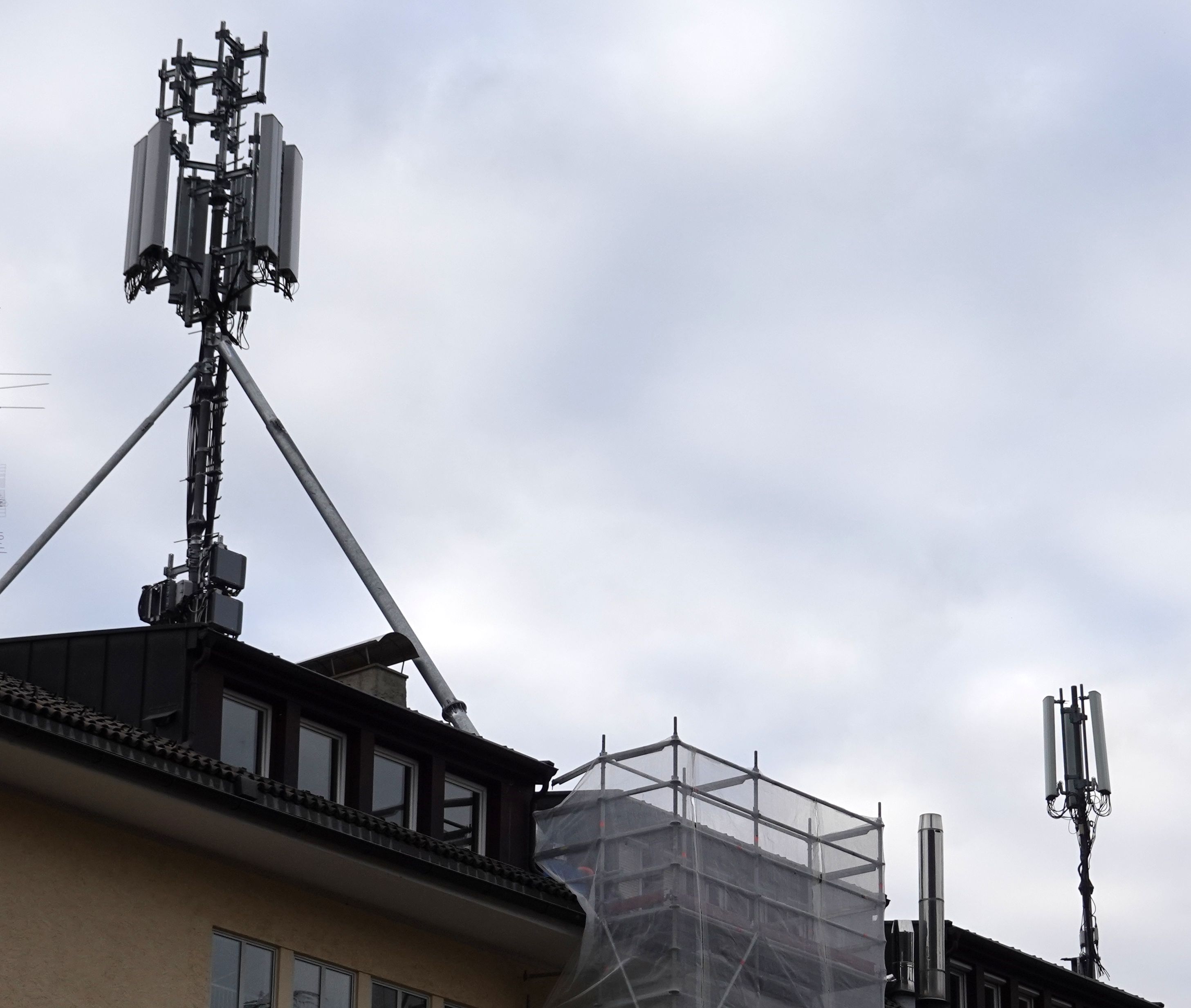 Die umgebaute Anlage von Vodafone mit den Antennen von Tim im Dezember 2021. Die alten Antennen sind noch vorhanden. 