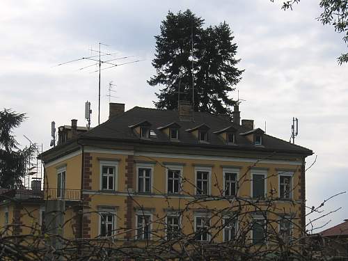 Die Antennen von Vodafone auf dem Hausdach des Gebäudes der Gemeinde.
