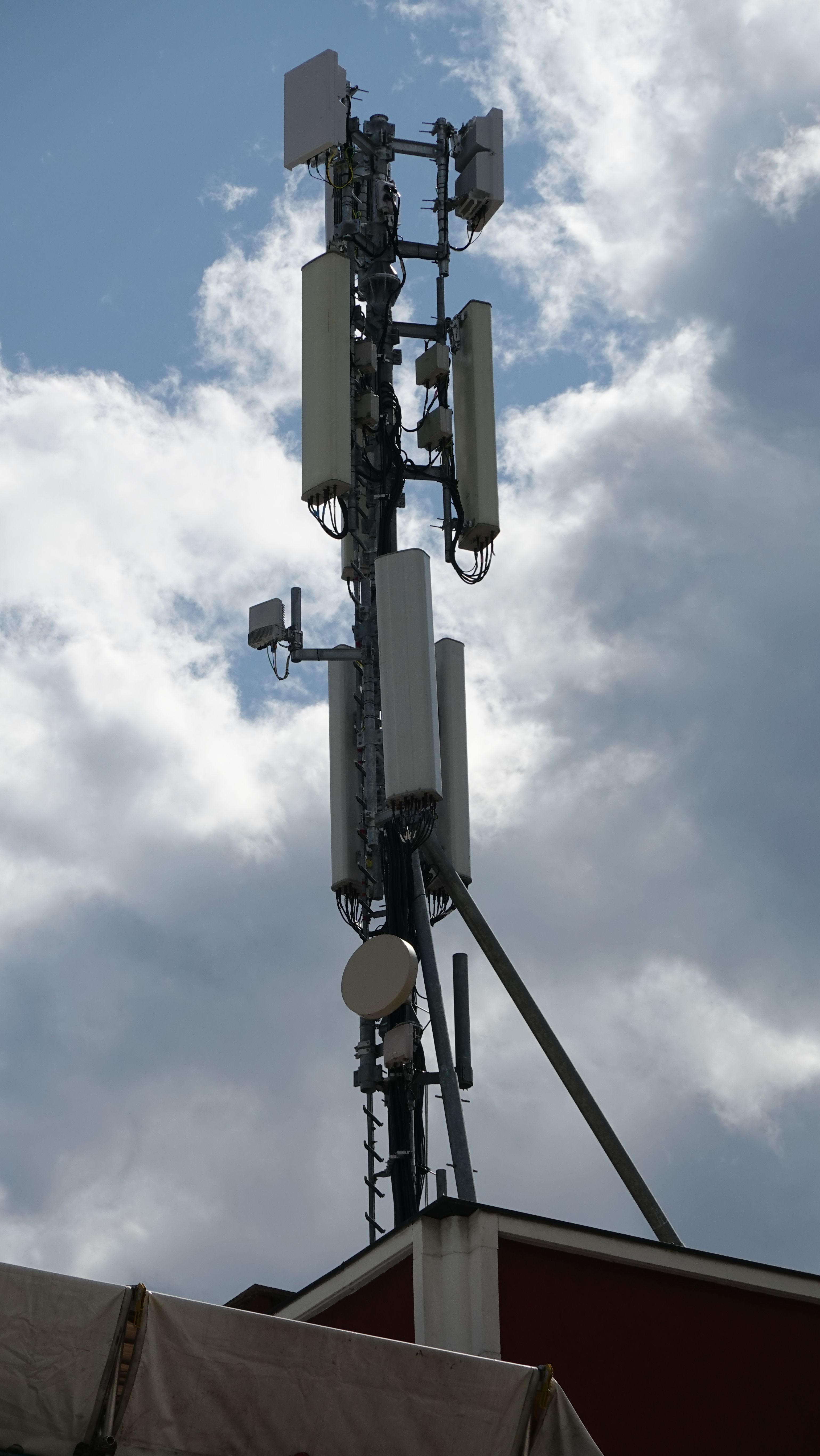 Die Anlage im Juli 2023 mit den 5G-Antennen von ZefiroNet (Windtre+Iliad)