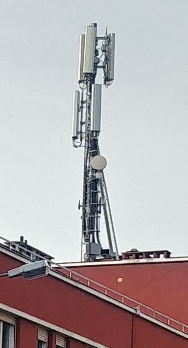 Die Antennen von Wind3 (oben) und Iliad im November 2020. Iliad ist noch nicht in Betrieb.