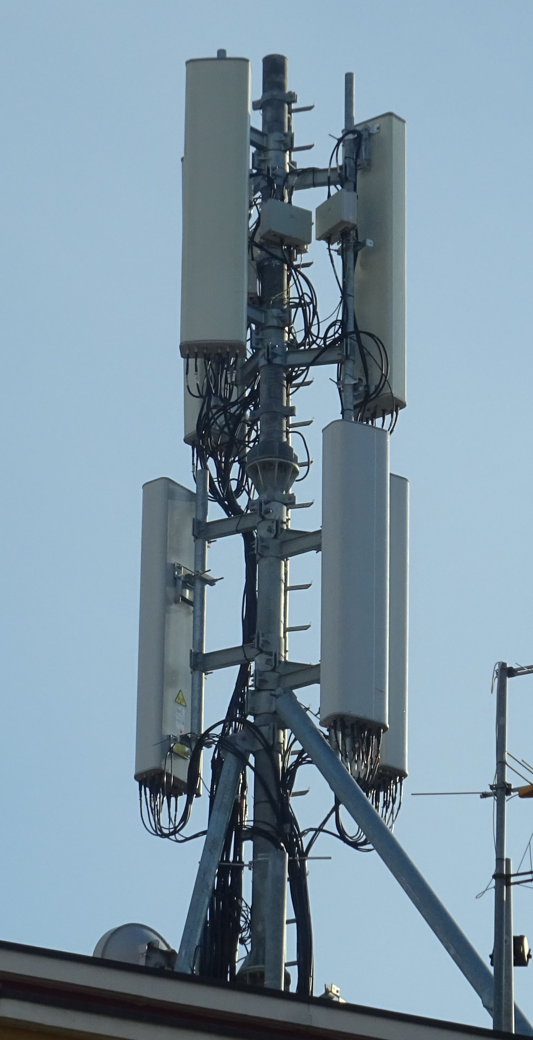 Die Antennen von Wind3 und Iliad (noch nicht in Betrieb) im Dezember 2020. Foto Daniel Z.
