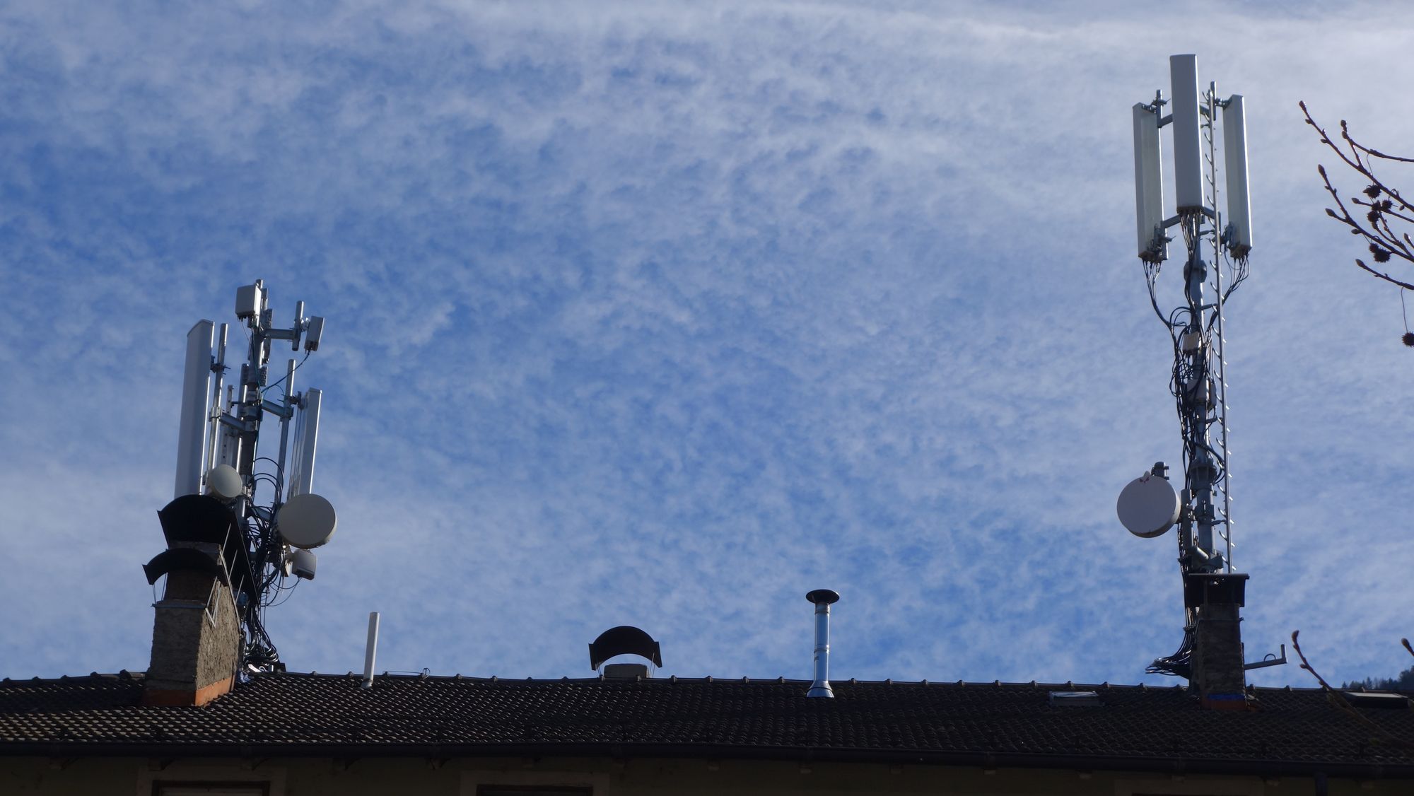 Die umgebaute Anlage von Wind3 (links) und jene von Vodafone im Februar 2020