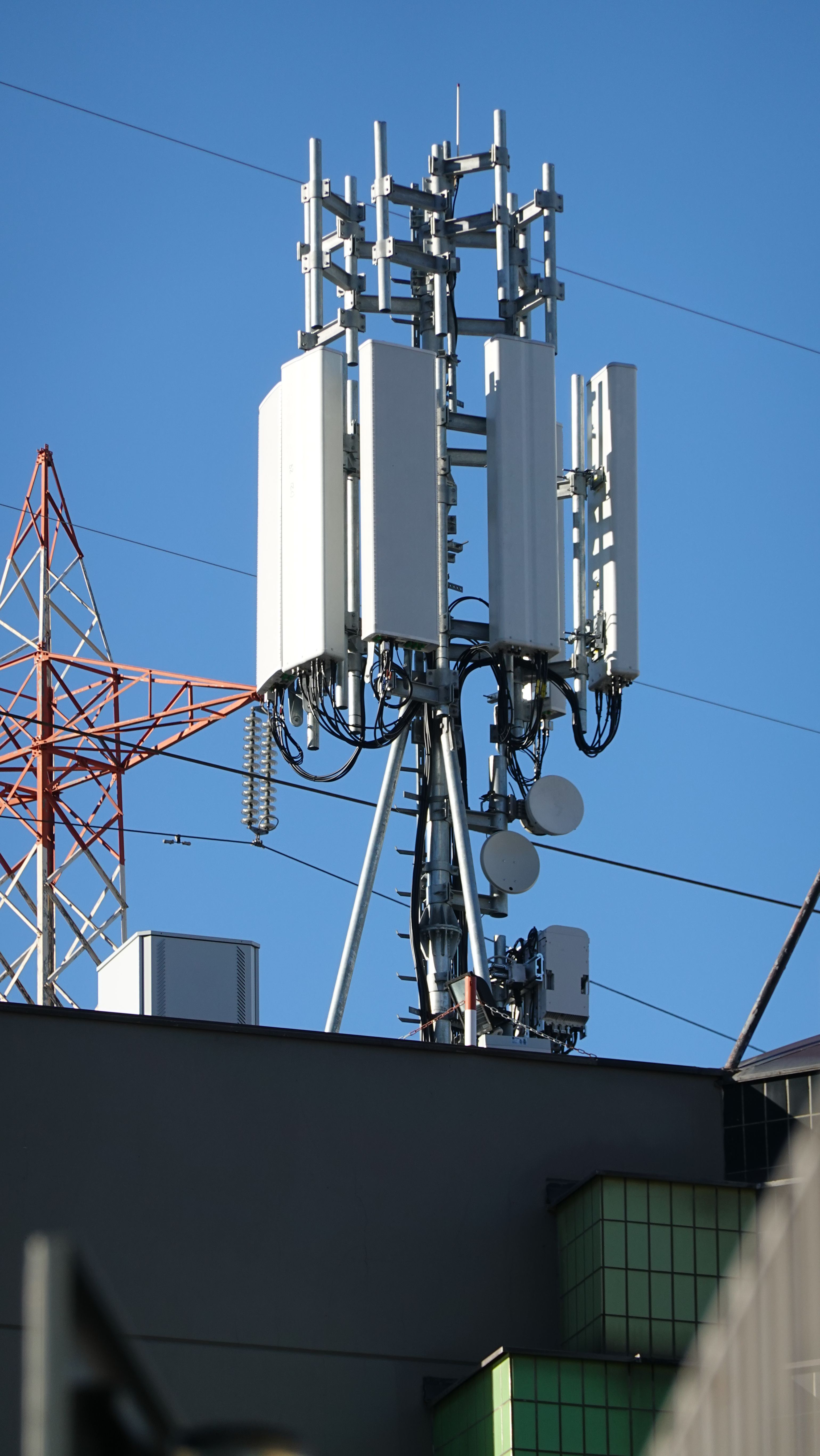 Die Anlage im Oktober 2022 mit den Antennen von Vodafone