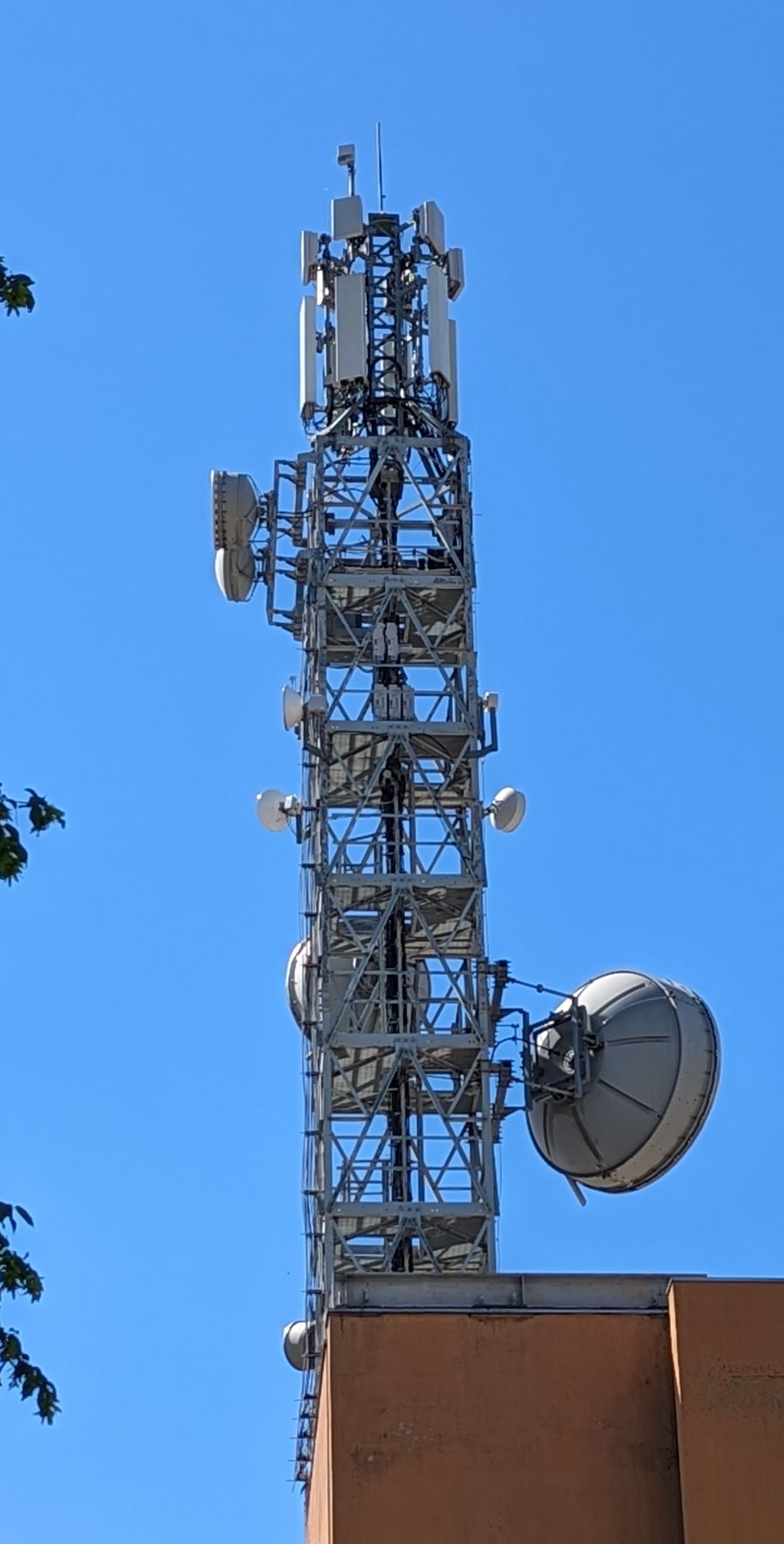 Die Antennen im Mai 2023. An der Spitze die Antenne von Vodafone für das 5G-Band N257 (26 GHz)