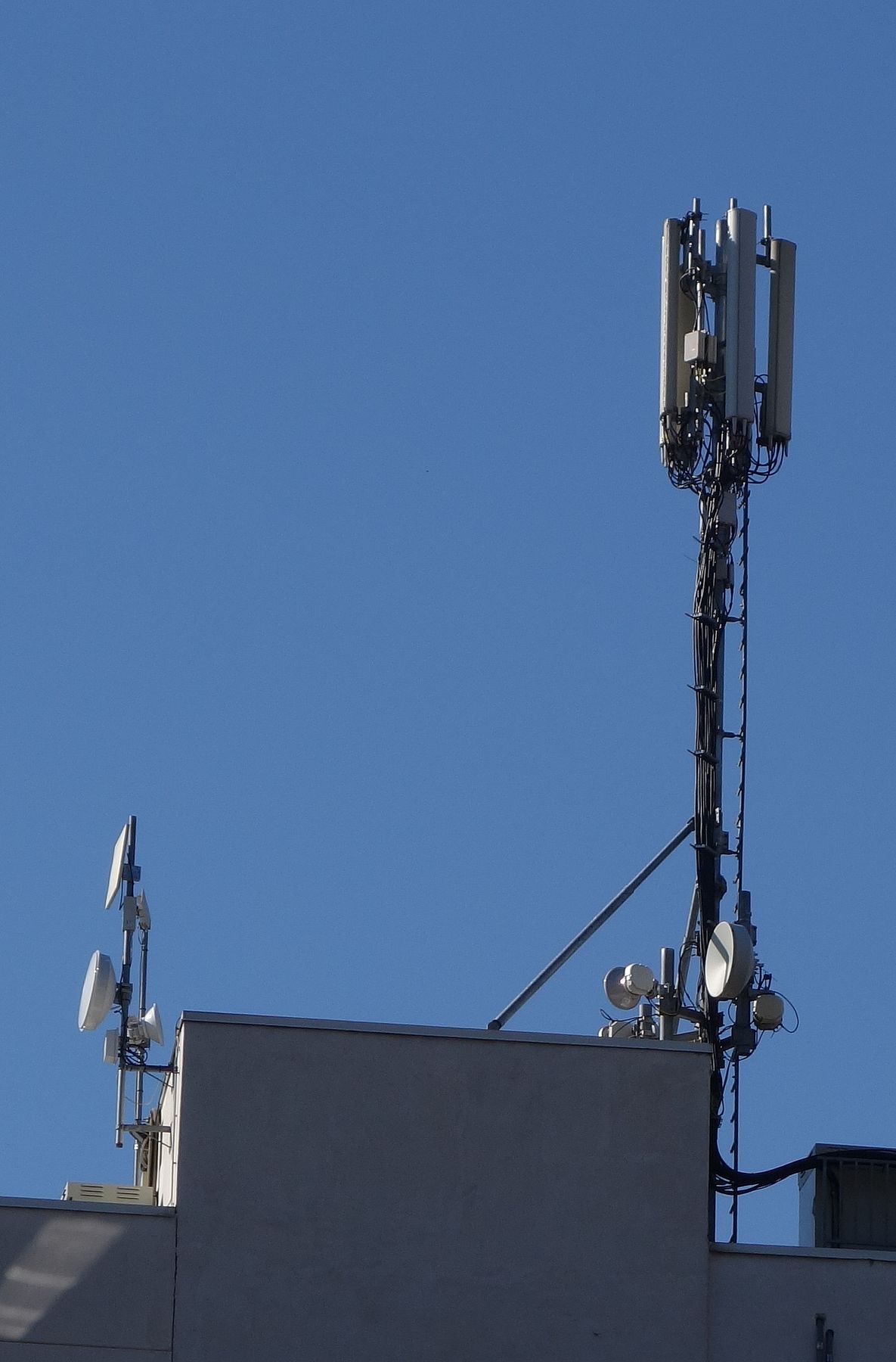 Die Antennen von Linkem (links) und Vodafone auf dem Landhaus im Juli 2015