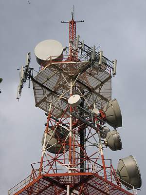 Detail des Mastens von Telecom mit TIM- und H3G-Antennen