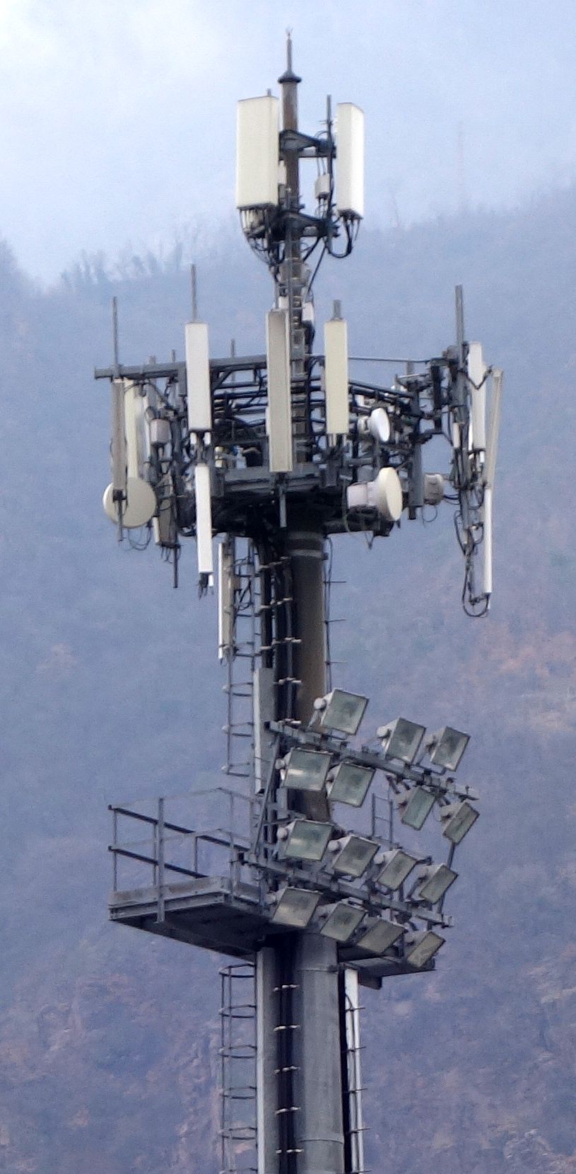 Die Antennen auf dem Lichtmasten im März 2020