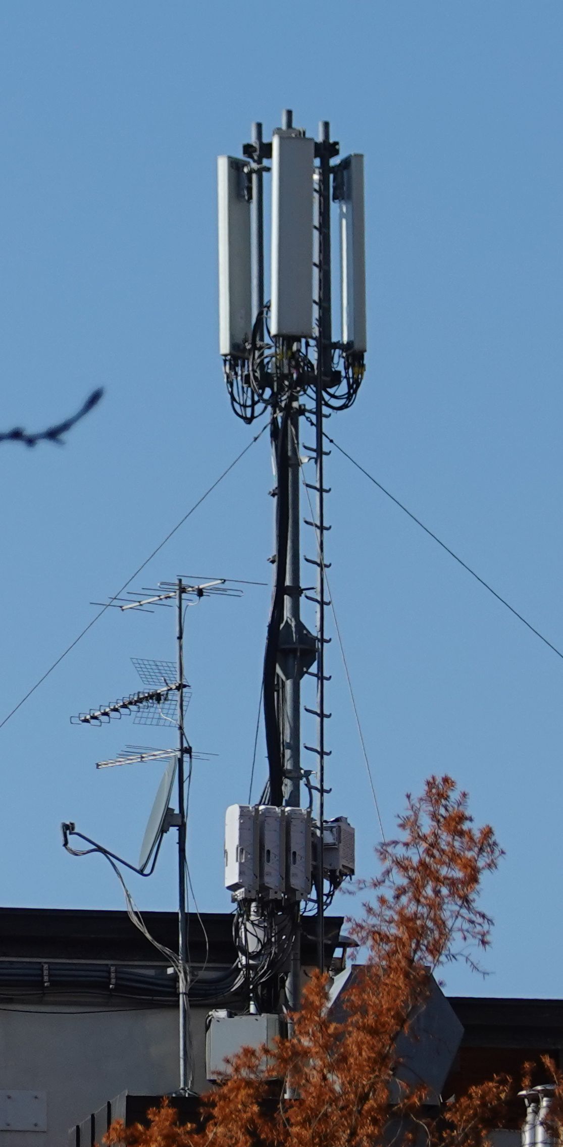 Die umgebaute Anlage im Februar 2023. Über die selben Antennen werden Tim und Vodafone abgestrahlt.