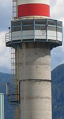 Die Antennen von Tim auf dem Kamin der Müllverbrennungsanlage Bozen.