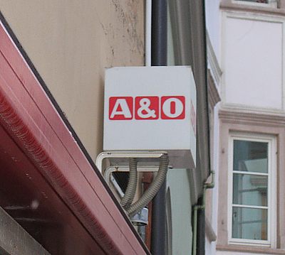 Mikrozelle von Vodafone in der Leuchtschrift versteckt