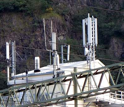 Das Parkhaus mit den 2014 dazugekommenen Antennen von Wind