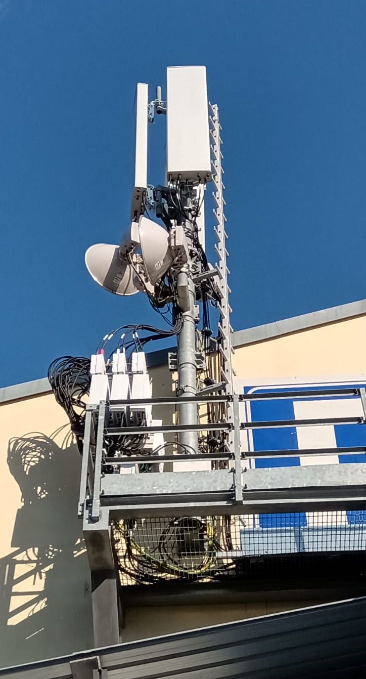 Eine der ersten neuen Anlagen von Wind3 in Südtirol: Geräte von Ericsson und Antennen von Comba im April 2019. Foto Alex Ties