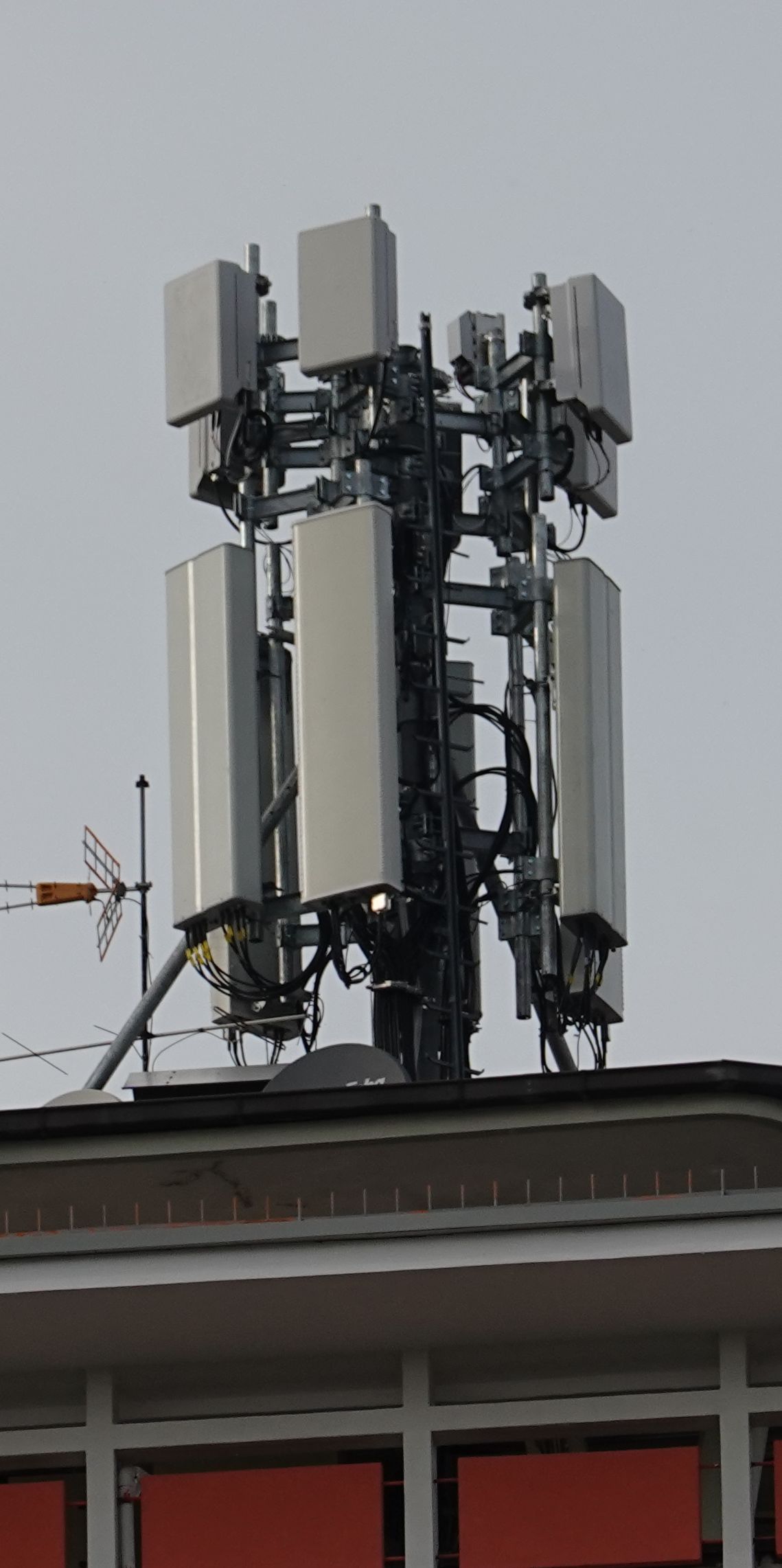 Die Antennen im Oktober 2022. Auch Vodafone hat 5G-Antennen installiert.
