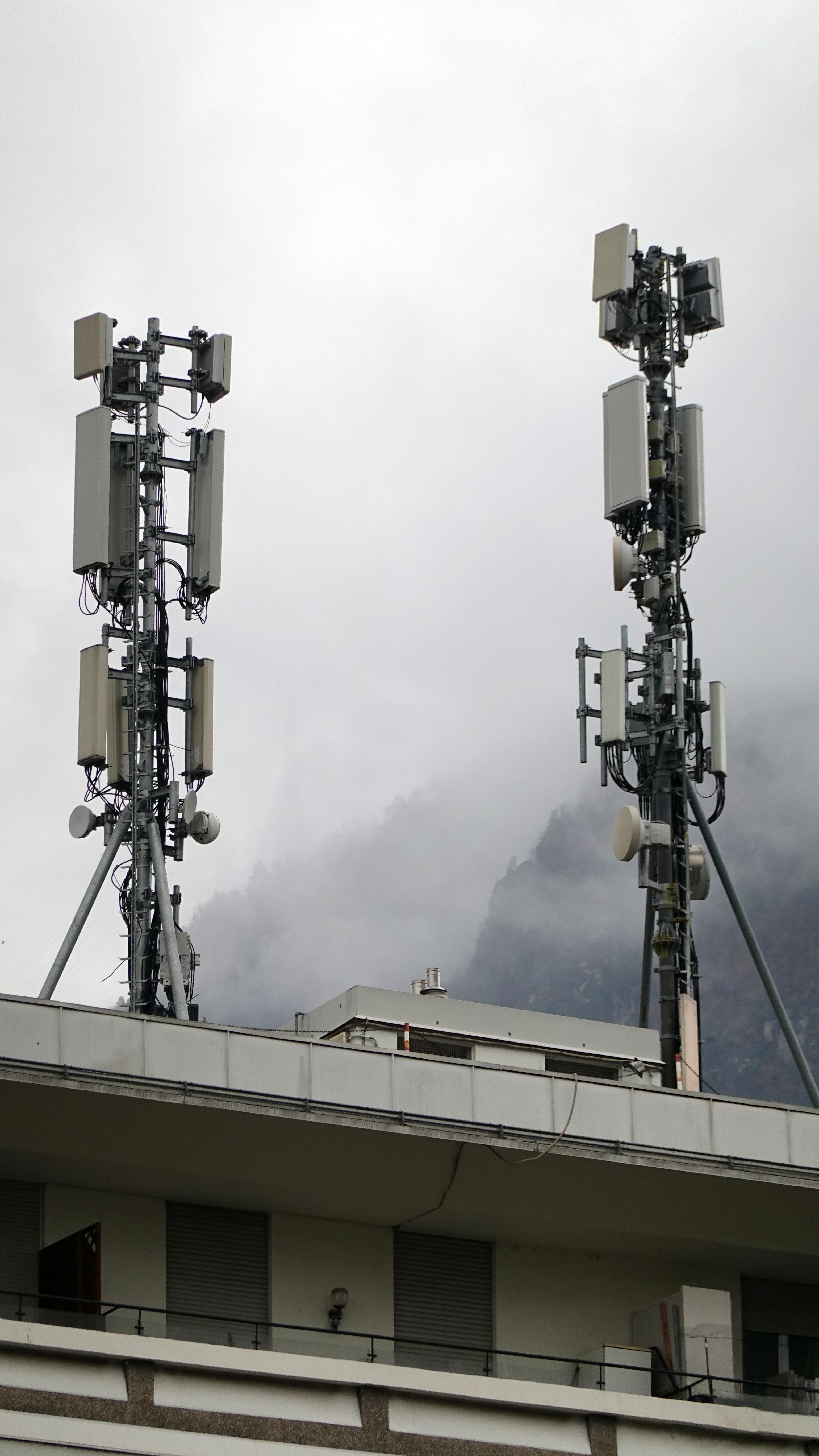 Die Antennen im Februar 2025. Rechts Zefironet mit den neuen Antennen, die auch das Band 28 unterstützen.