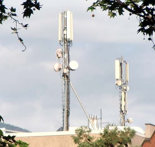 Stand Mai 2014: links H3G mit den neuen Antennen auch für UMTS 900, rechts oben Tim und darunter Vodafone.