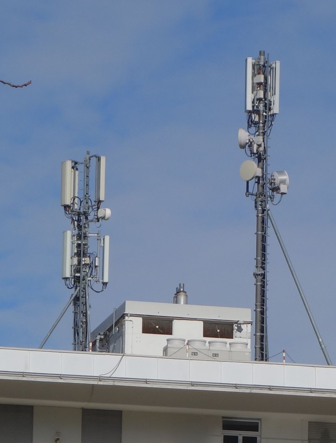 Die Antennen von Tim und Vodafone (links) und Wind3 im Februar 2020