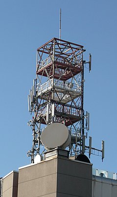 Der Sendemasten mit den Antennen von Tim und Wind