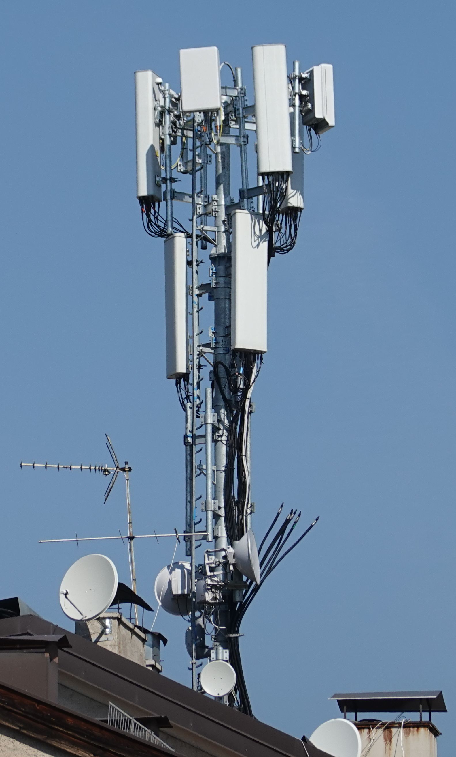 Die Antennen von Windtre (unten) und Iliad (seit März auch mit den 5G Band N78 Antennen)