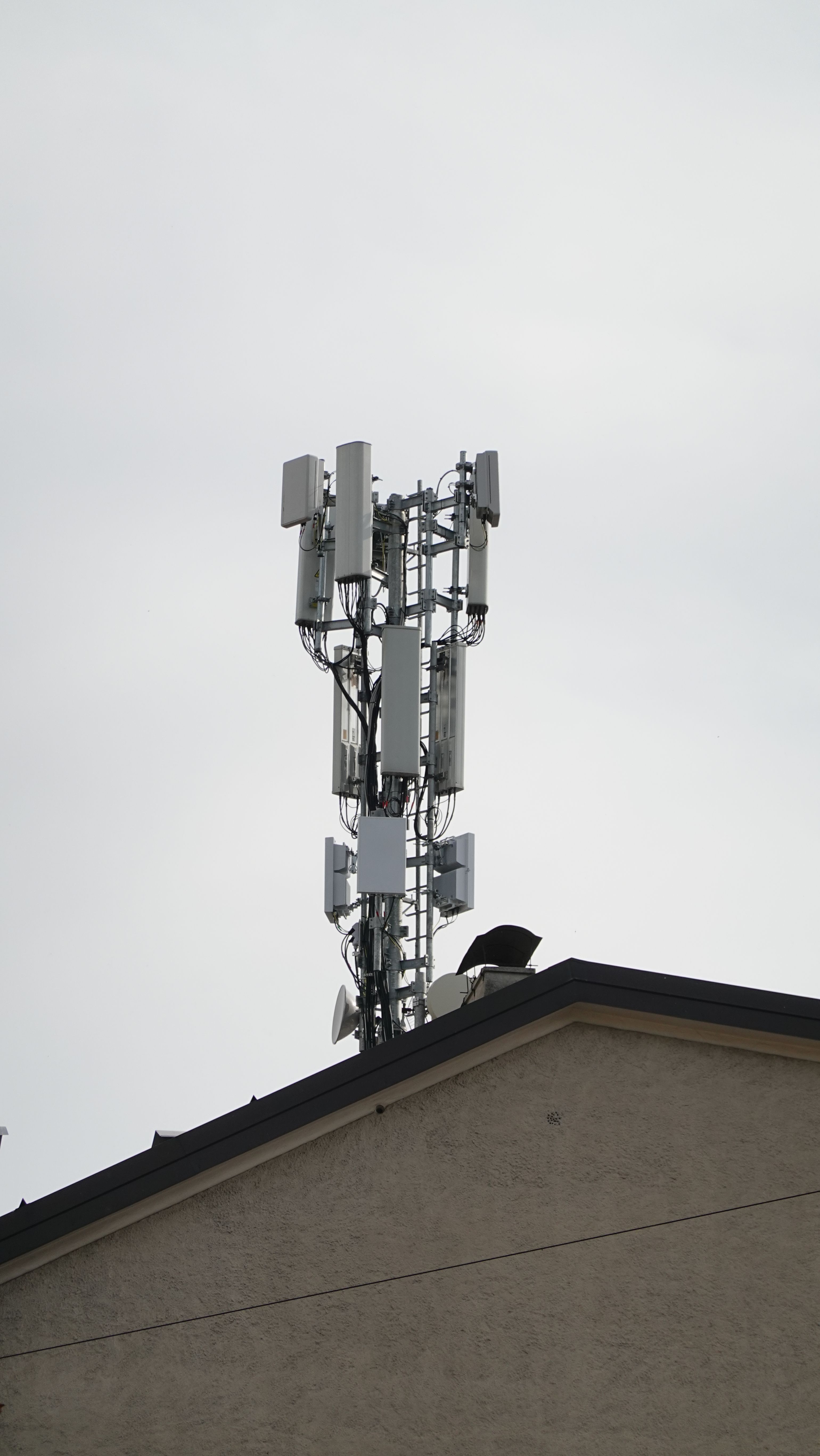 Die Anlage im Oktober 2022 auch mit den 5G-Antennen von Windtre.