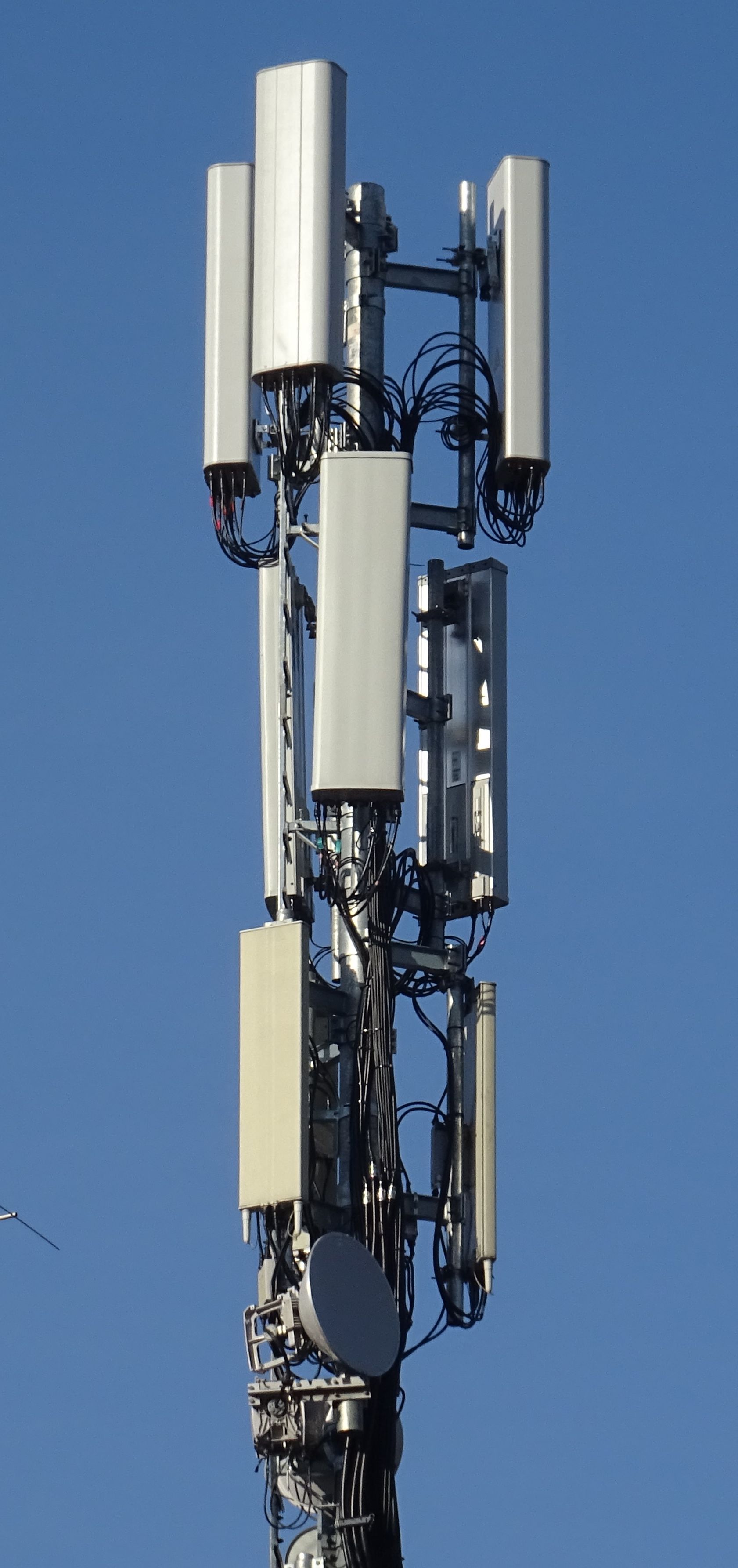 Die Antennen von Vodafone (unten), Wind3 (Mitte) und Iliad (noch nicht in Betrieb) im Dezember 2020. Foto Daniel Z.