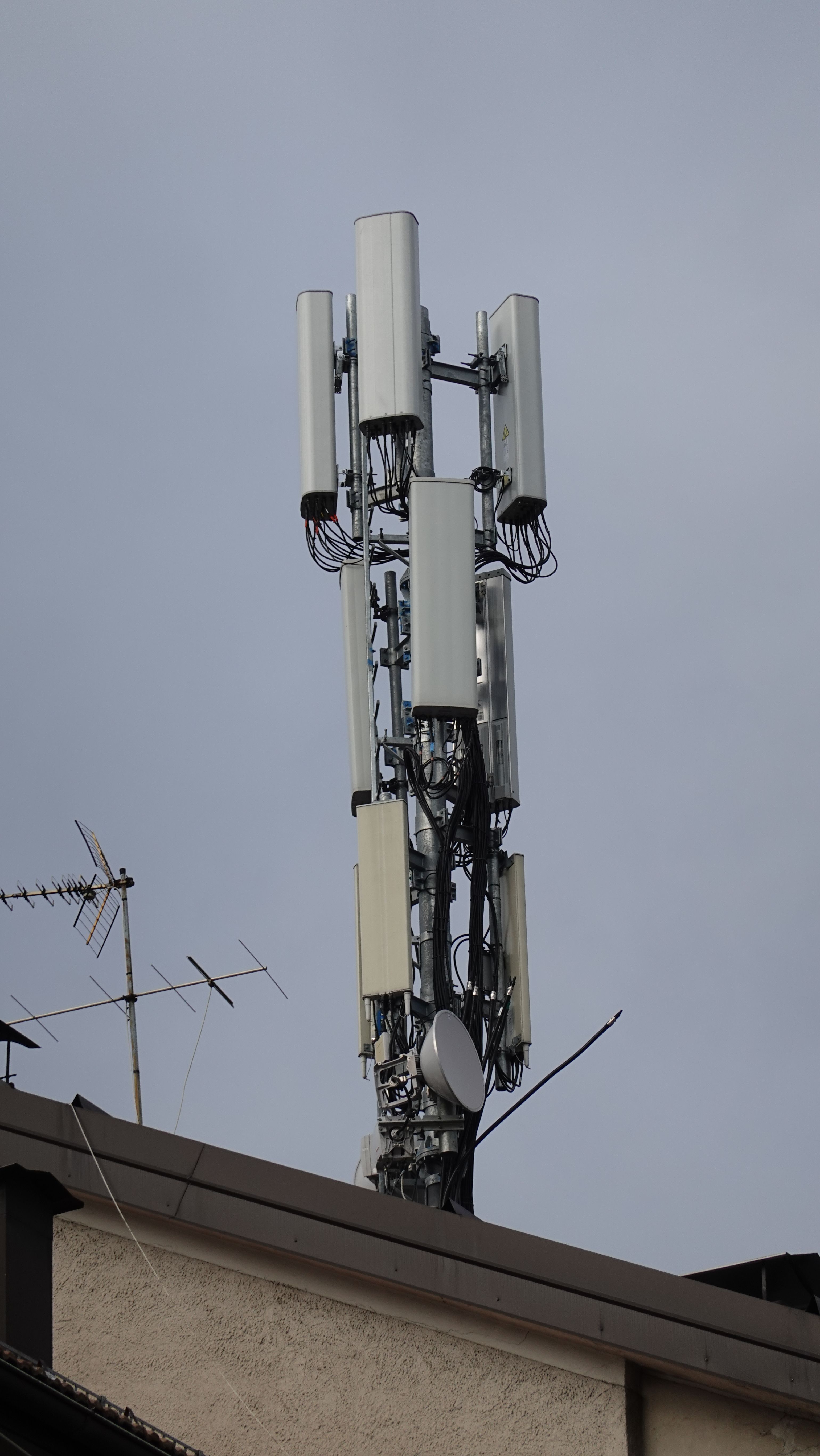 Die Antennen im Dezember 2021. Vodafone ist noch in Betrieb, übersiedelt aber in Kürze auf die Anlage in der Parmastraße.