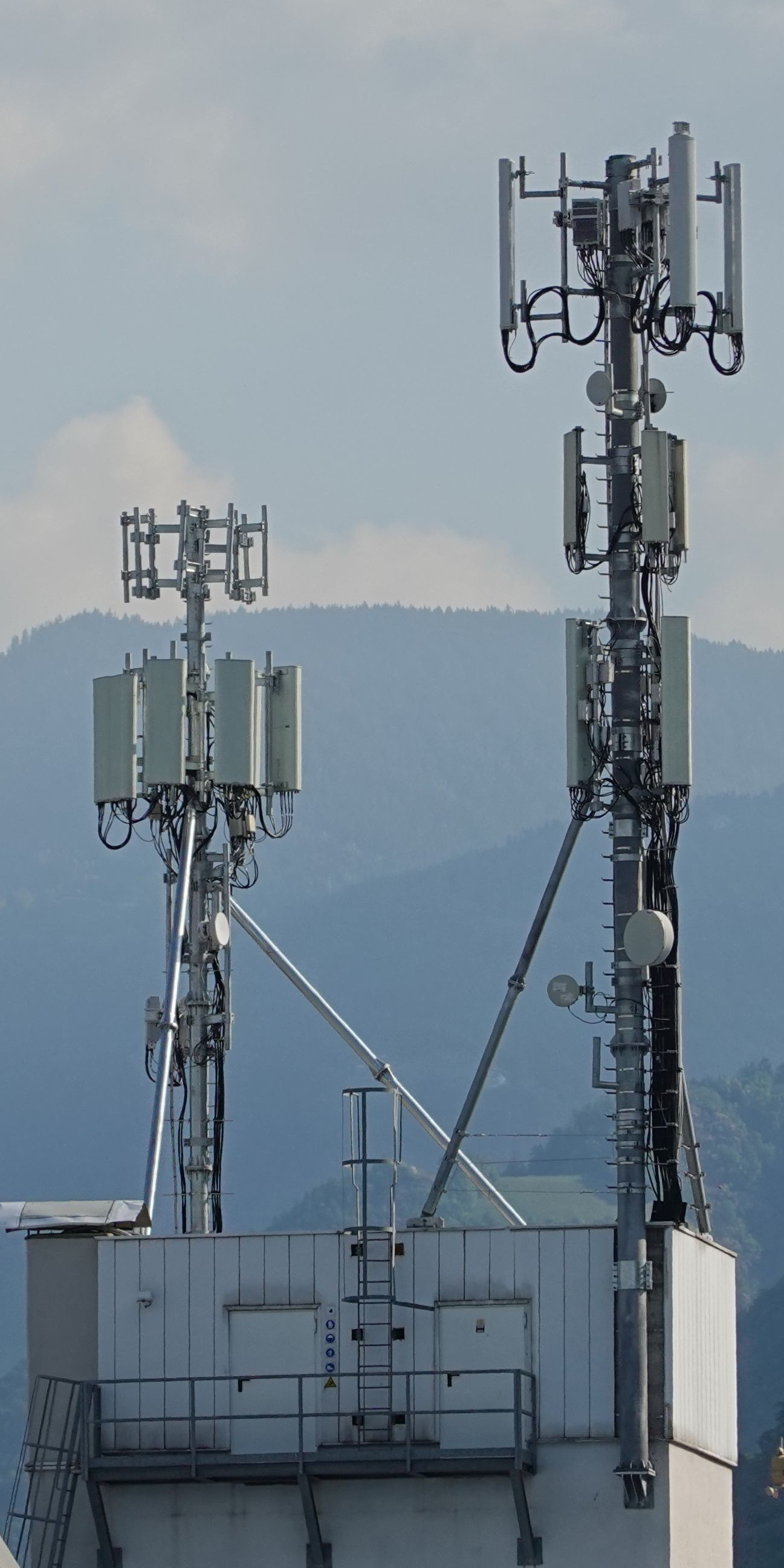 Die umgebaute Anlage im Mai 2021 mit den Antennen von Iliad