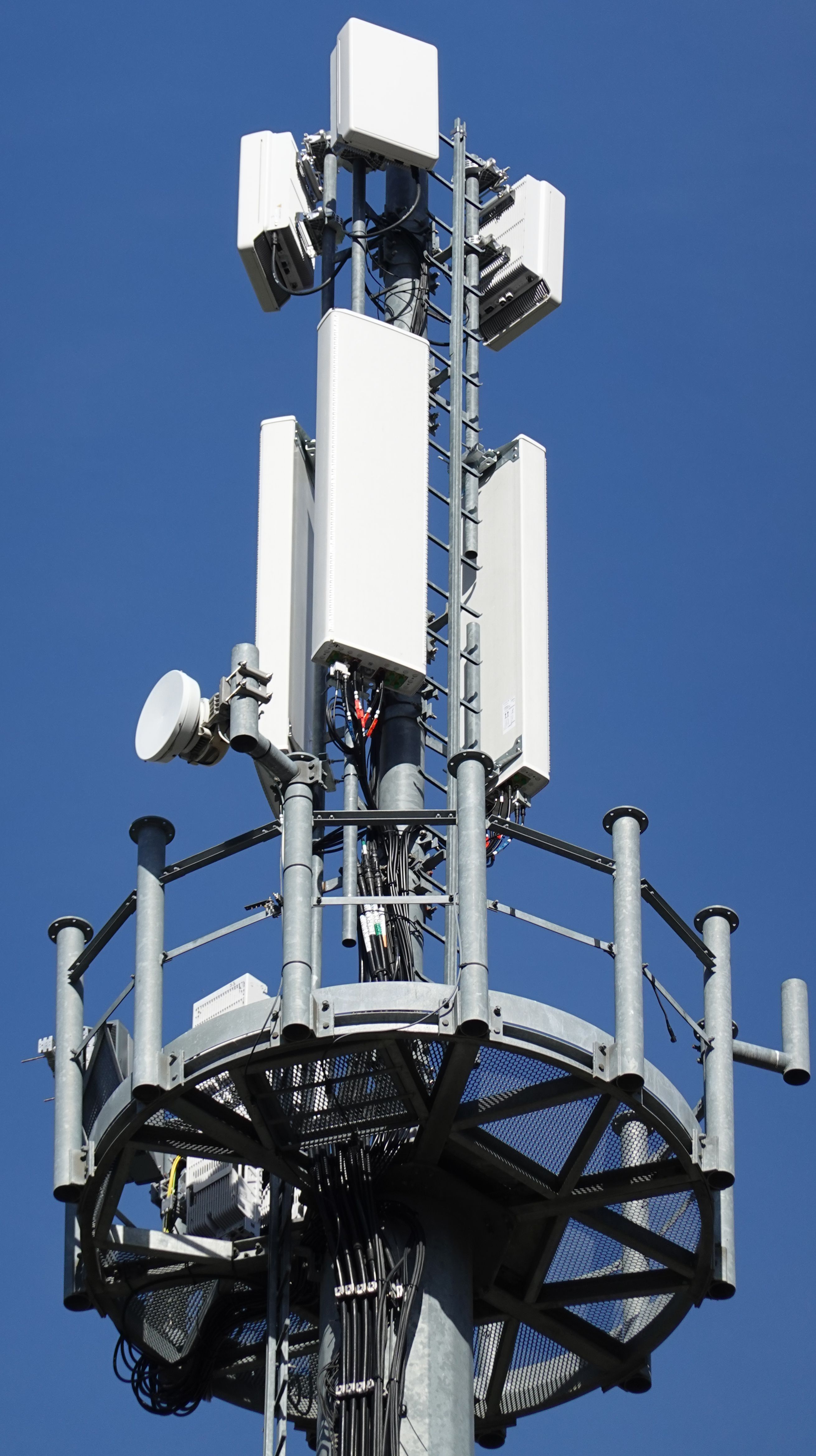 Die umgebaute Anlage von Tim im Februar 2022 mit den 5G-Antennen.